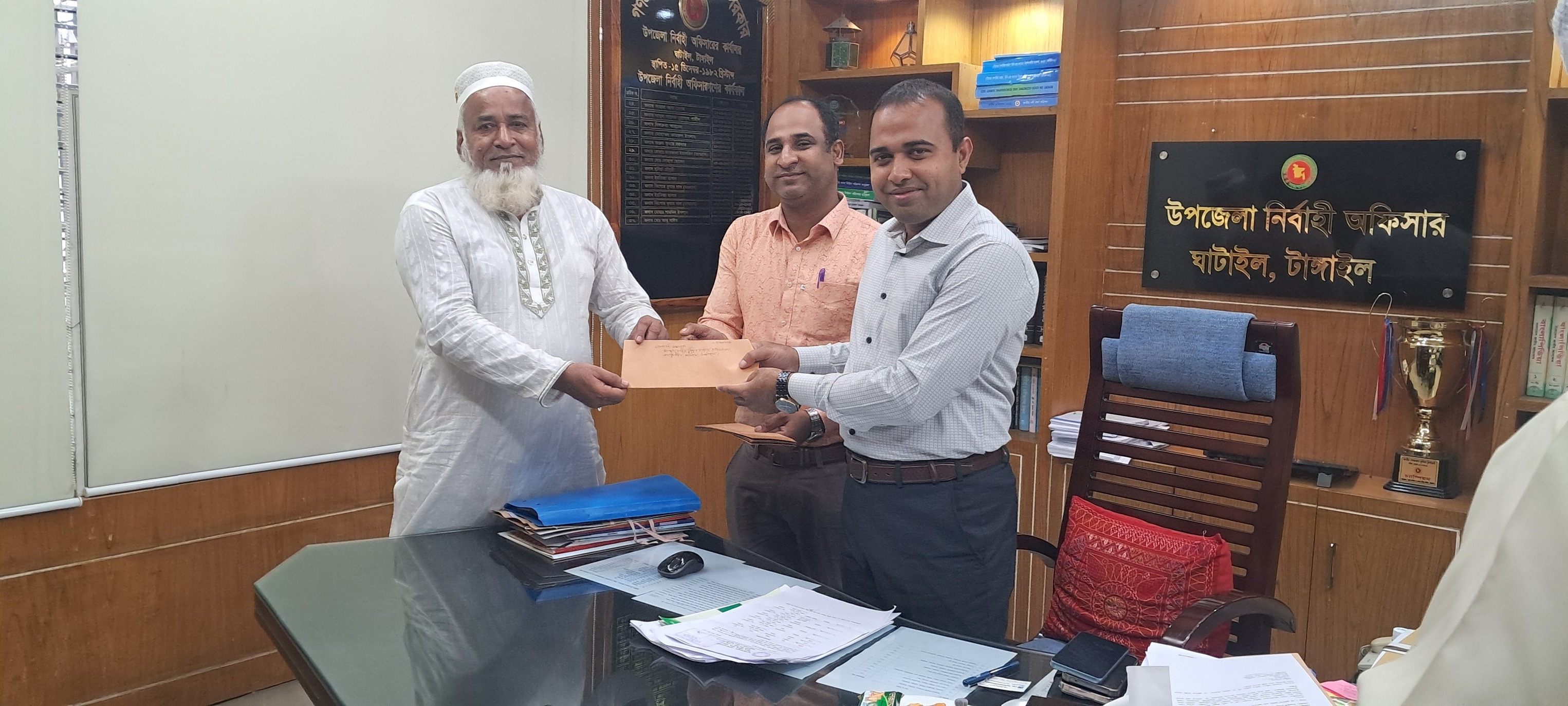 এতিমখানার চেক বিতরণ