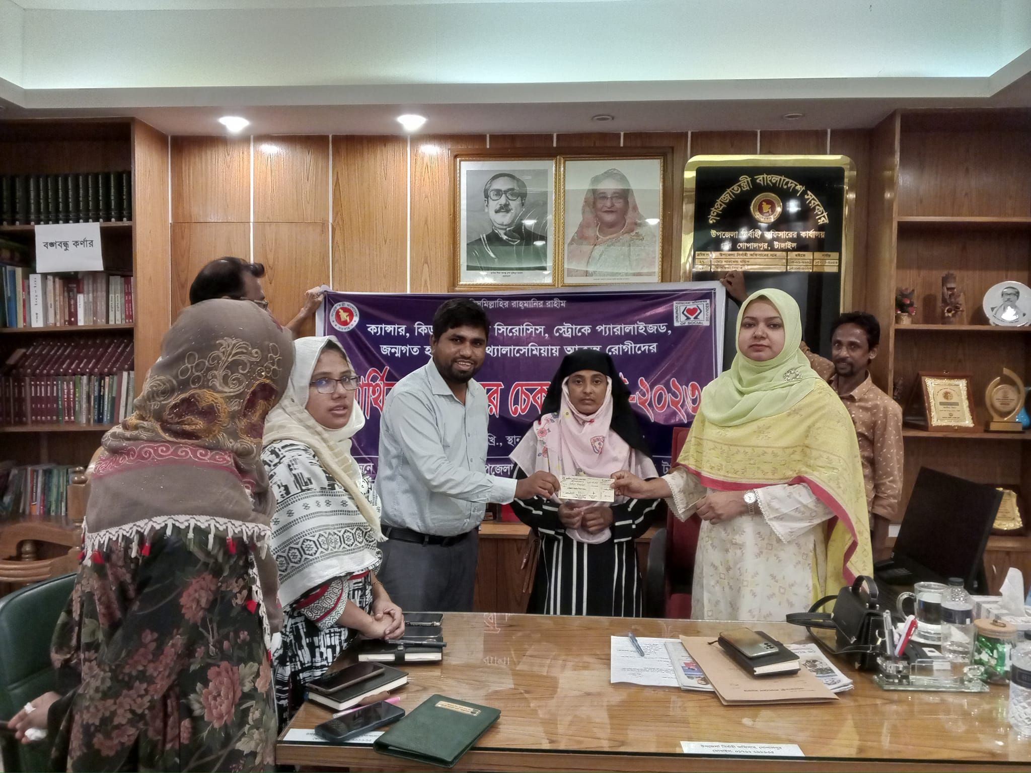 চেক বিতরণ