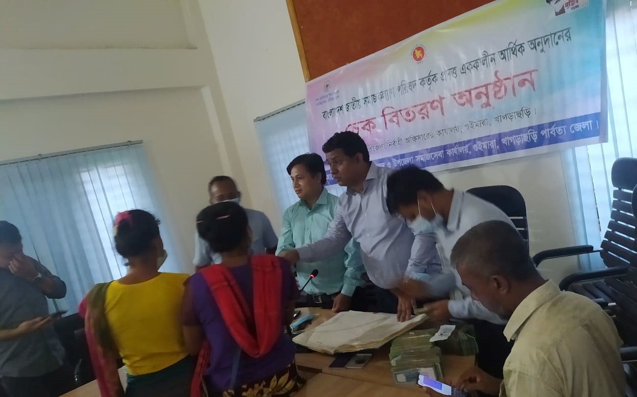 চেক নিচ্ছে অসহায় মানুষ 