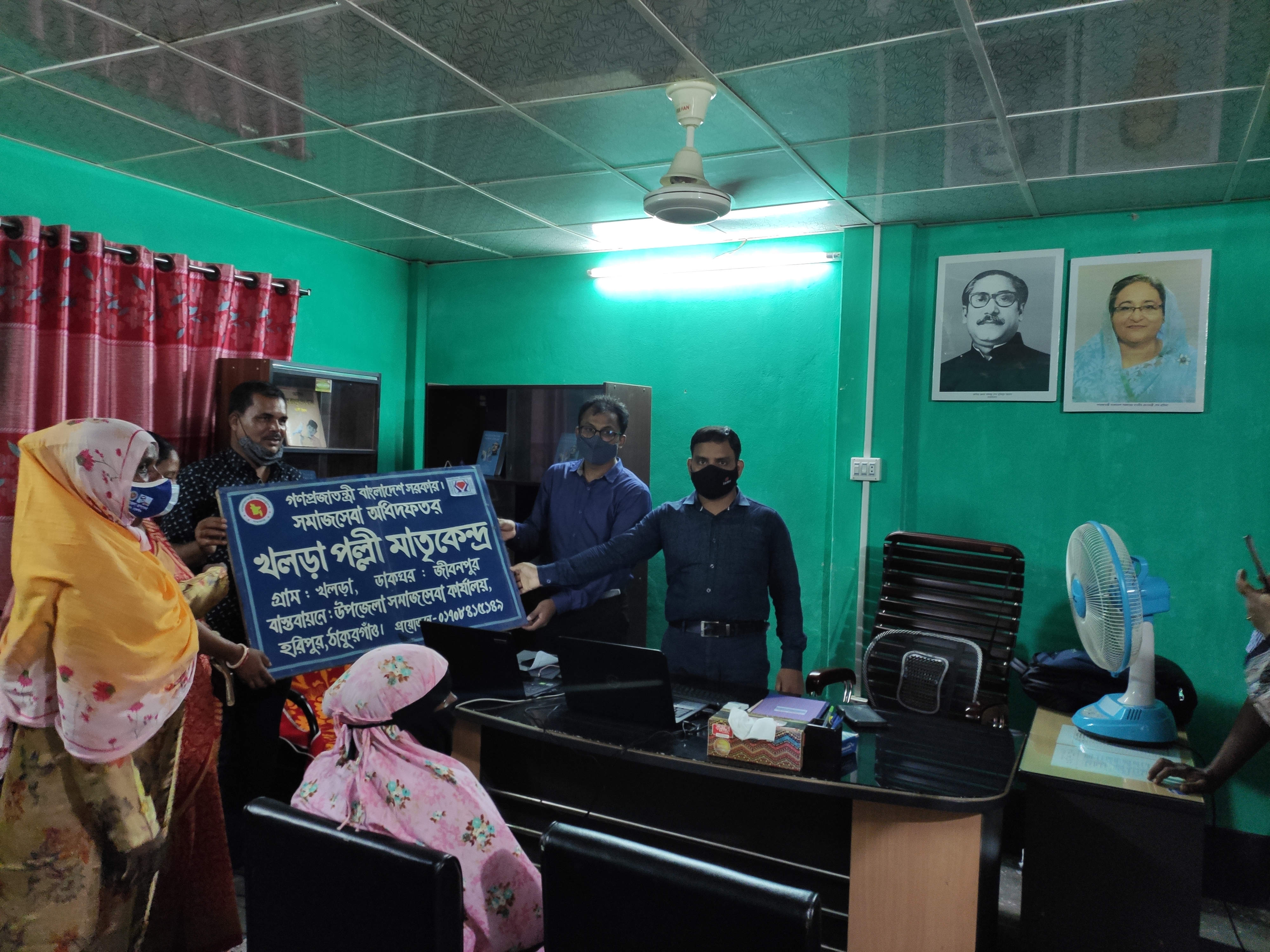 পল্লী মাতৃকেন্দ্র প্রকল্পভূক্ত গ্রামের সম্পাদিকাদের মধ্যে সাইনবোর্ড বিতরণ (১২-০৯-২০২১)