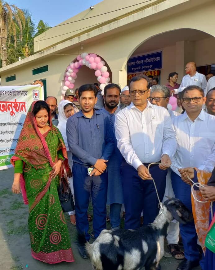 ভিক্ষুক পুনর্বাসন ও বিকল্প কর্মসংস্থানের আওতায় সংশ্লিষ্ট উপকারভোগীদের মাঝে ছাগল বিতরণ।