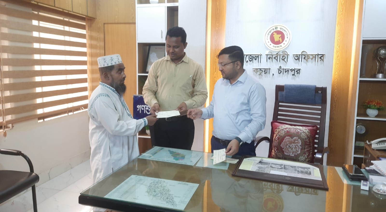 চেক বিতরণ