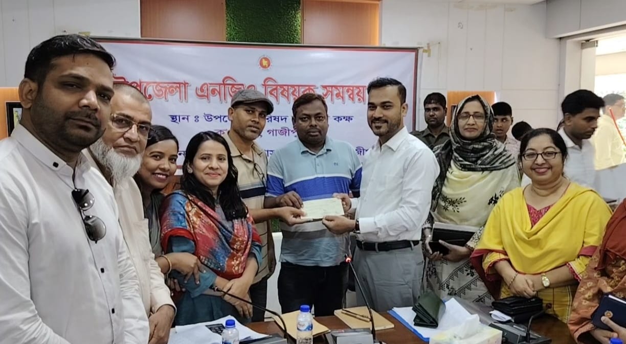 স্বেচ্ছাসেবা সংস্হার চেক বিতরণ