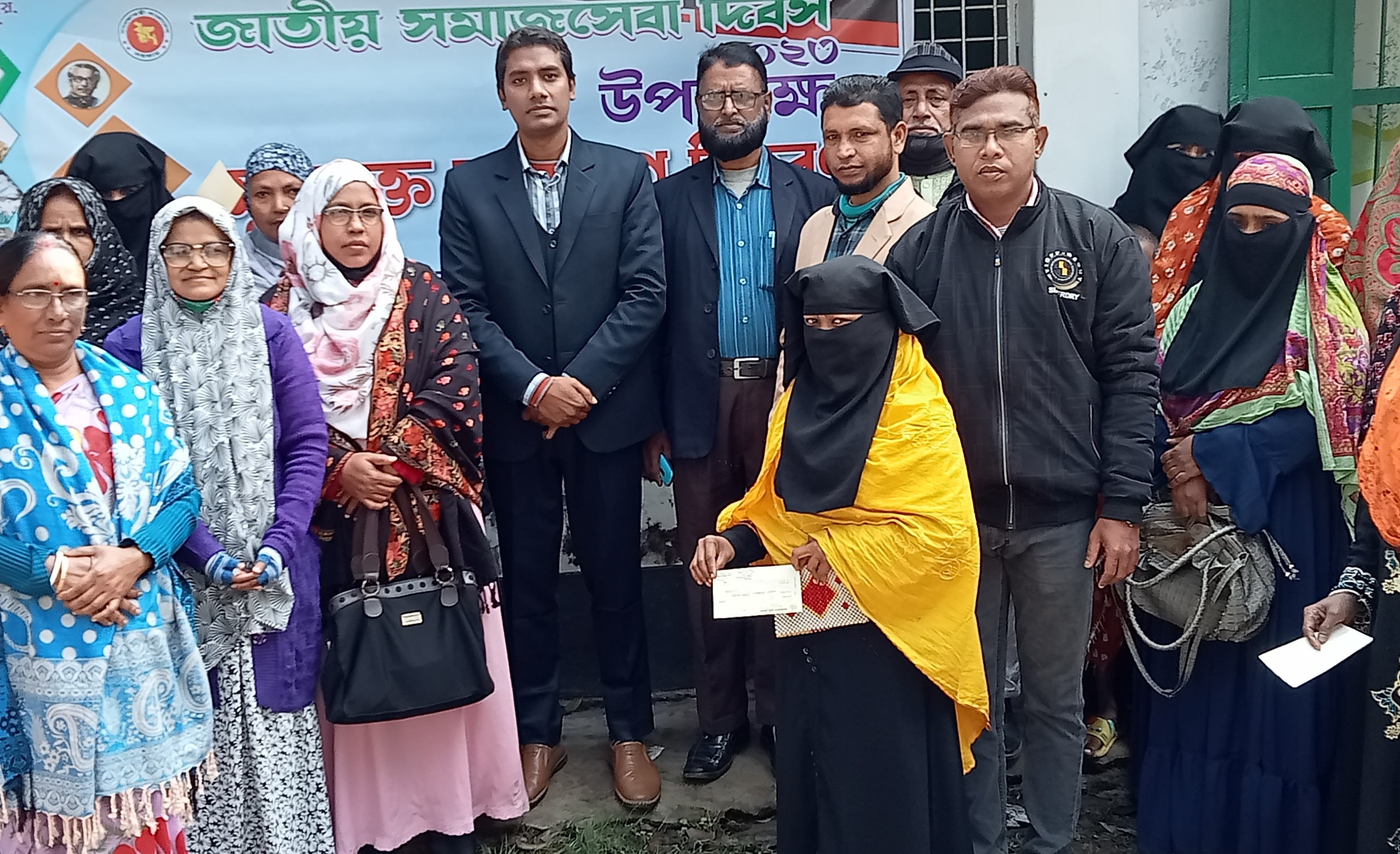 কর্মকর্তা কর্মচারী বৃন্দ