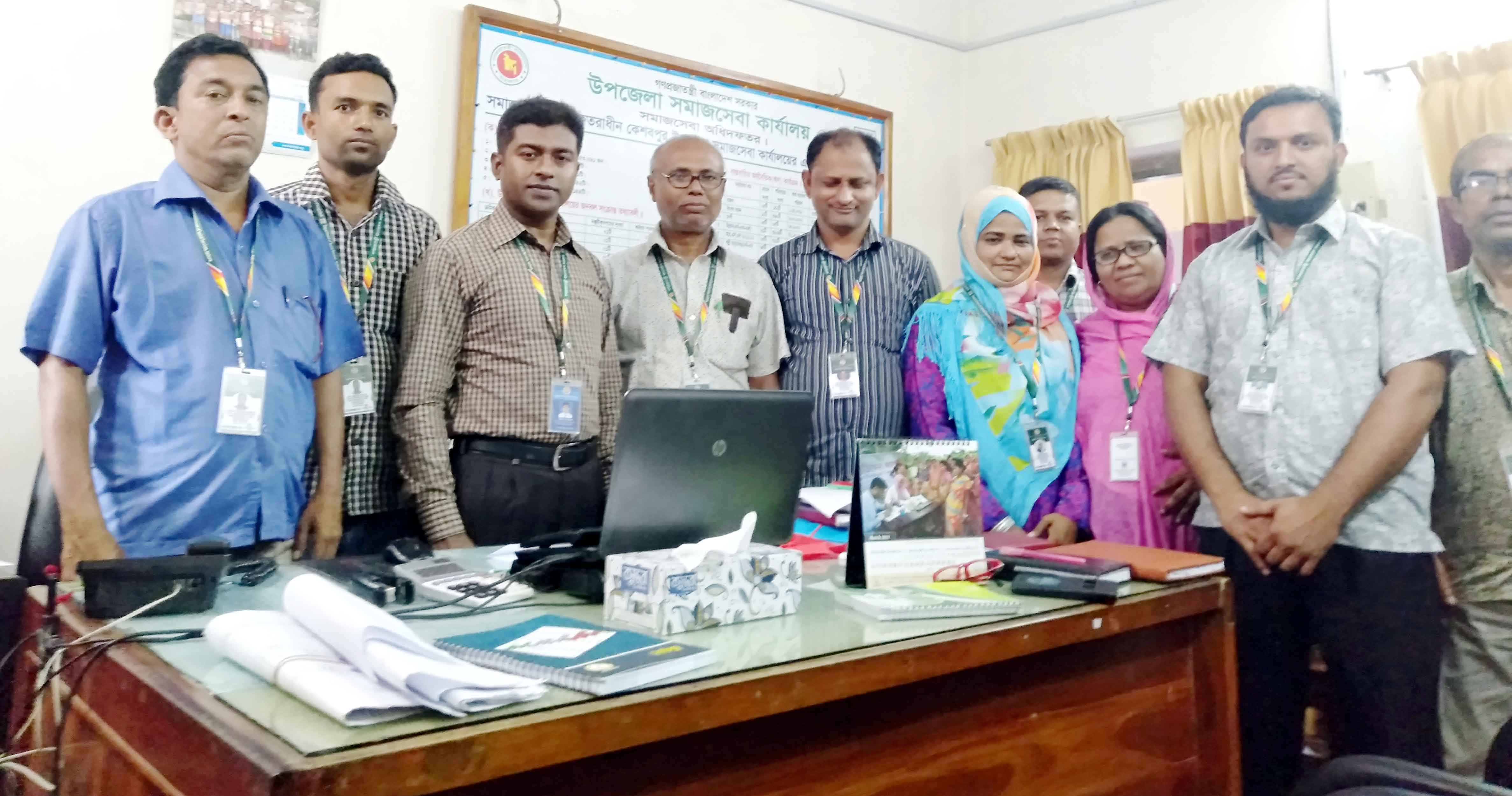 স্টাফদের মধ্যে আইডি কার্ড বিতরণ