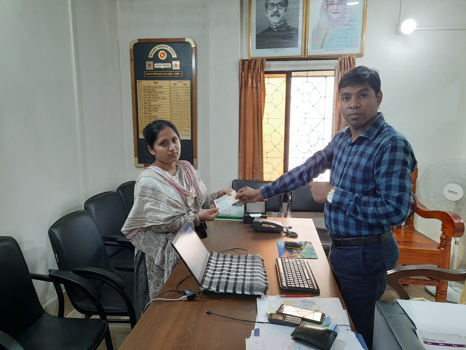 এক কালিন অনুদারে চেক বিতরণ