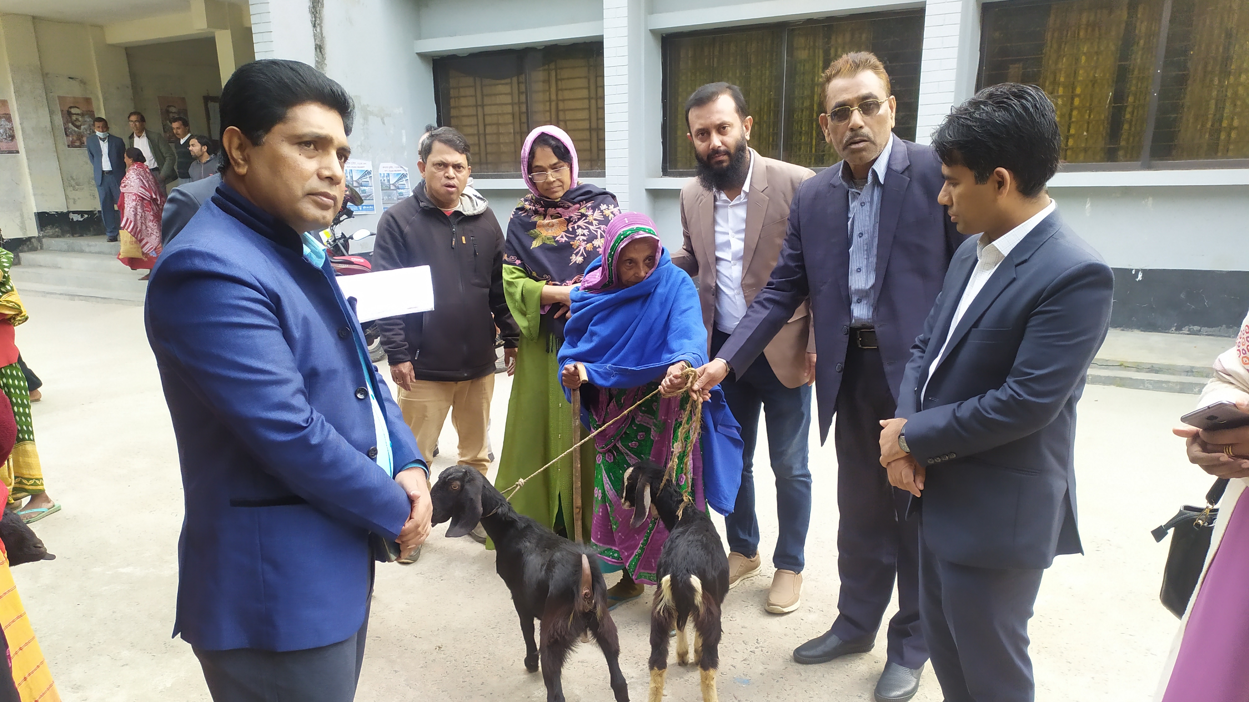 ভিক্ষুকদের ছাগল বিতরন