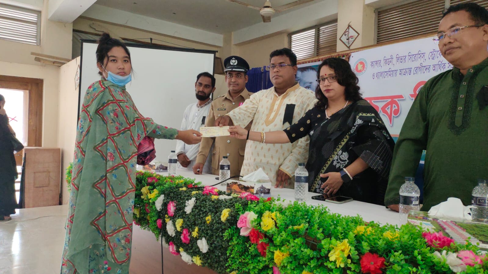 ২০২২-২৩ অর্থ বছরের ক্যান্সার, কিডনি জনিত রোগে আক্রান্ত ০৫ জন ব্যক্তির মাঝে ৫০০০০ হাজার টাকার আর্থিক অনুদানের চেক বিতরণ অনুষ্ঠানে উপস্থিত ছিলেন উপজেলা চেয়ারম্যান মহোদয়, উপজেলা নির্বাহী অফিসার মহোদয়