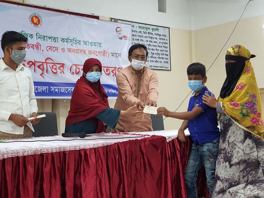 চেক বিতরণ অনুষ্ঠানে অতিথীগণ