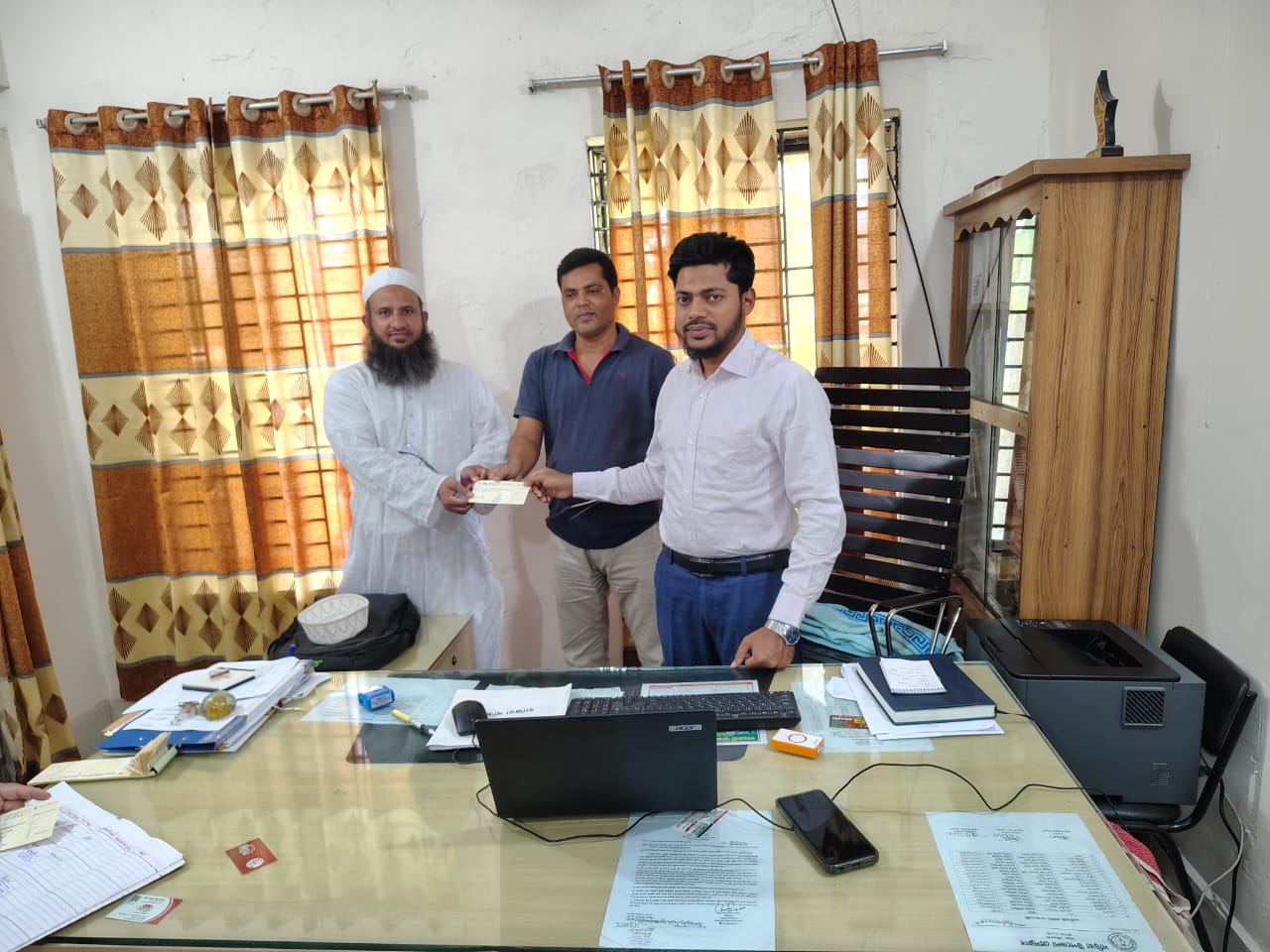 এতিমখানার চেক বিতরণ।