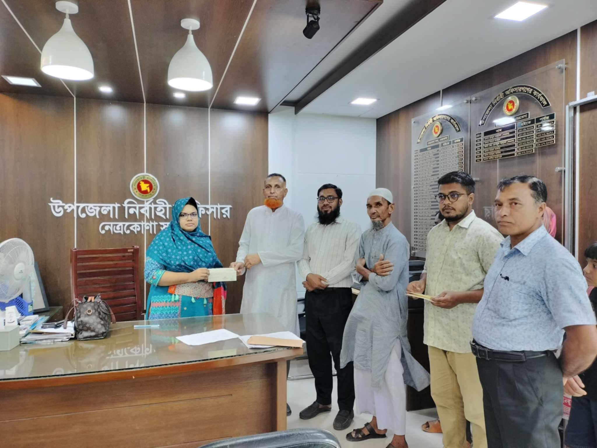 স্বেচ্ছাসেবী সংগঠনের চেক বিতরণ