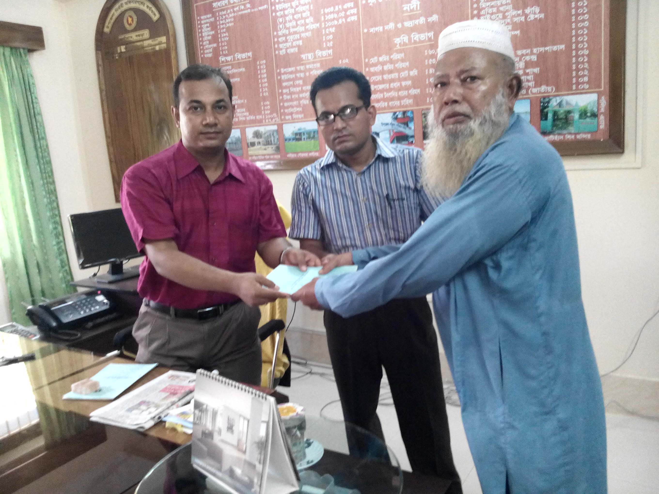 মুক্তিযোদ্ধাভাতা বহি বিতরণ