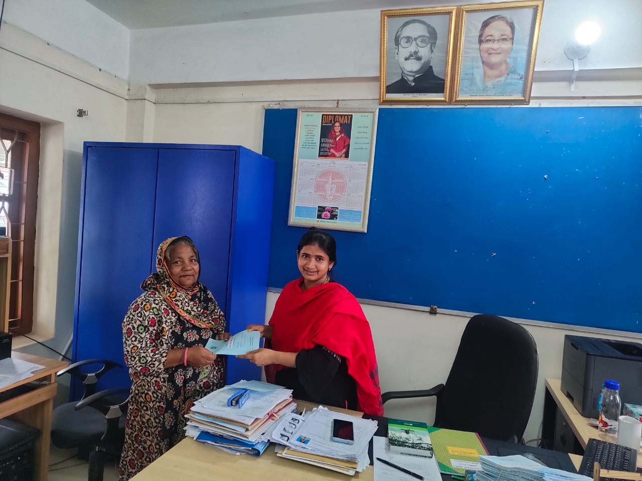 ভাতাভোগীদের মাঝে বই ভিতরণ