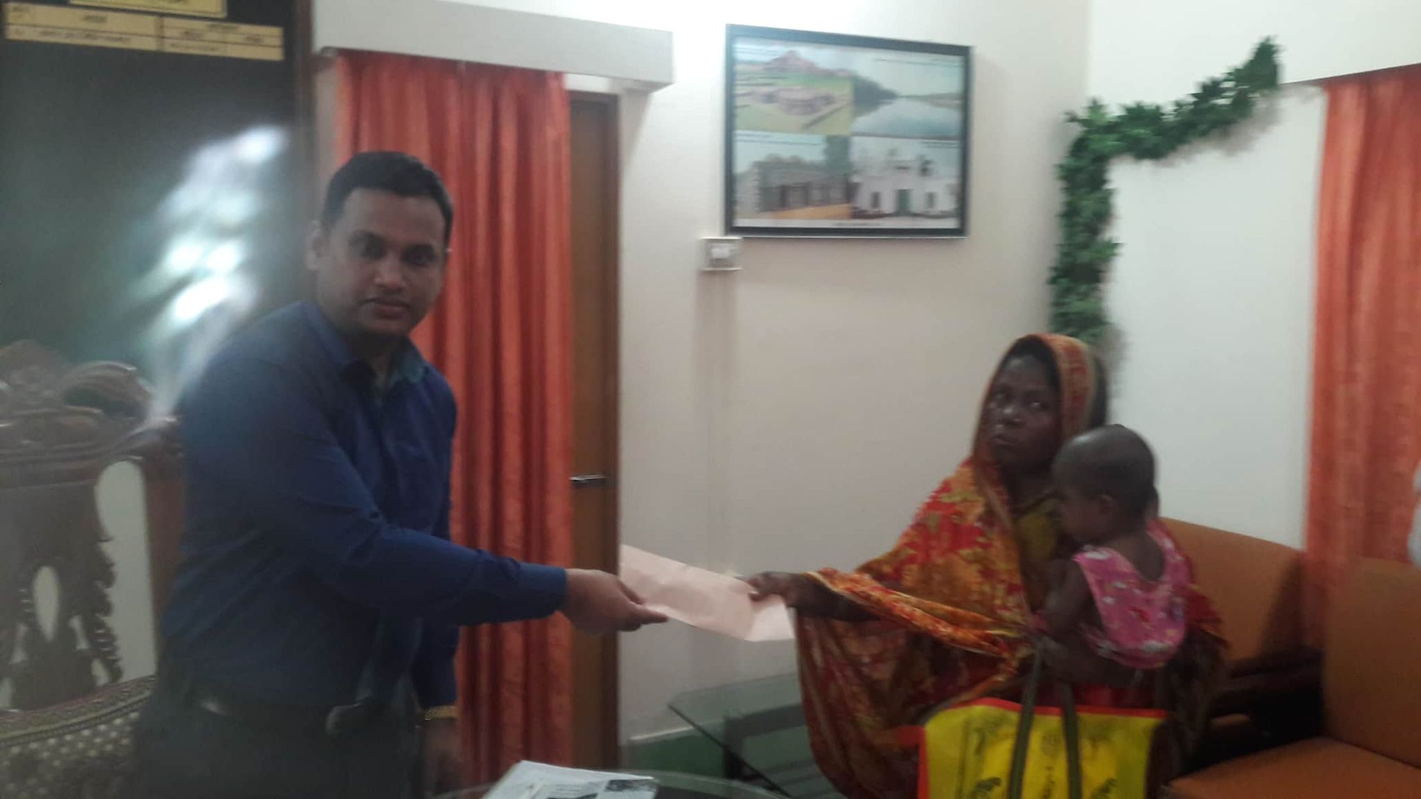 এককালীন অনুদানের চেক বিতরণ