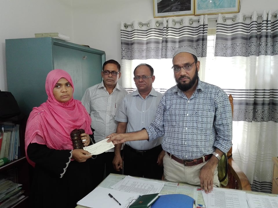 উপপরিচালক জেলা সমাজসেবা কার্যালয় পিরোজপুর কর্তৃক ক্যান্সার ও আর্থিক সাহায্যের চেক প্রদান।