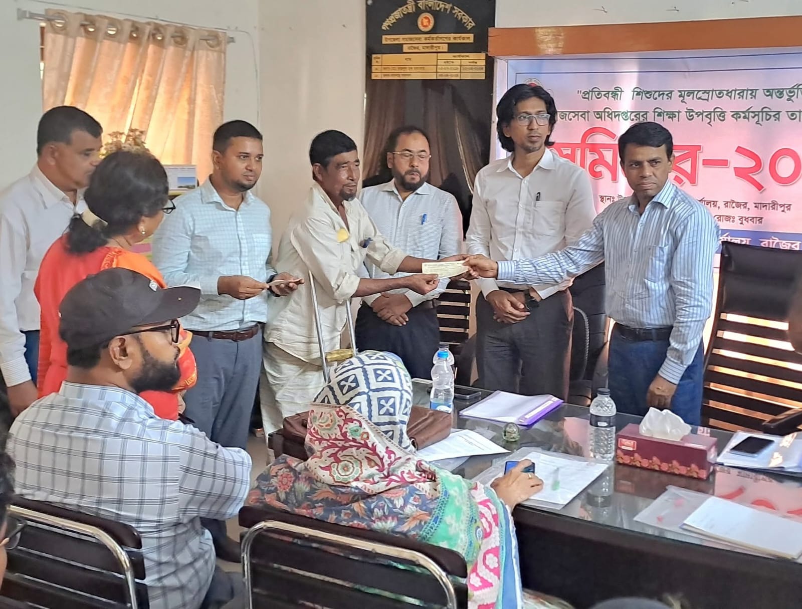 আর্থিক সহায়তার অনুদান বিতরণ