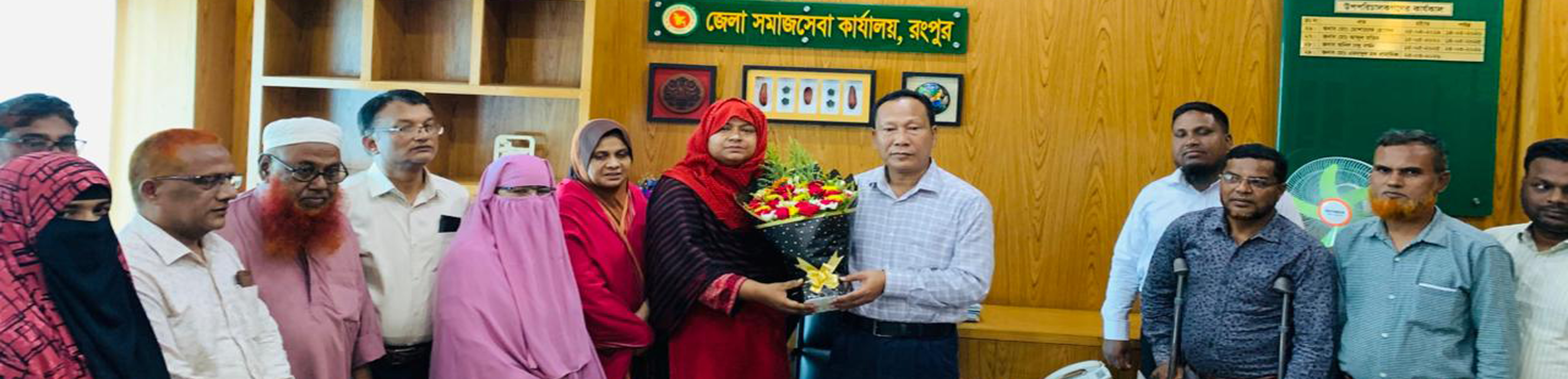 জনাব অনিরুদ্ধ কুমার রায়, উপপরিচালক মহোদয়কে জেলা সমাজসেবা কার্যালয়, রংপুরের কর্মকর্তা ও কর্মচারীর ফুলের শুভেচ্ছা