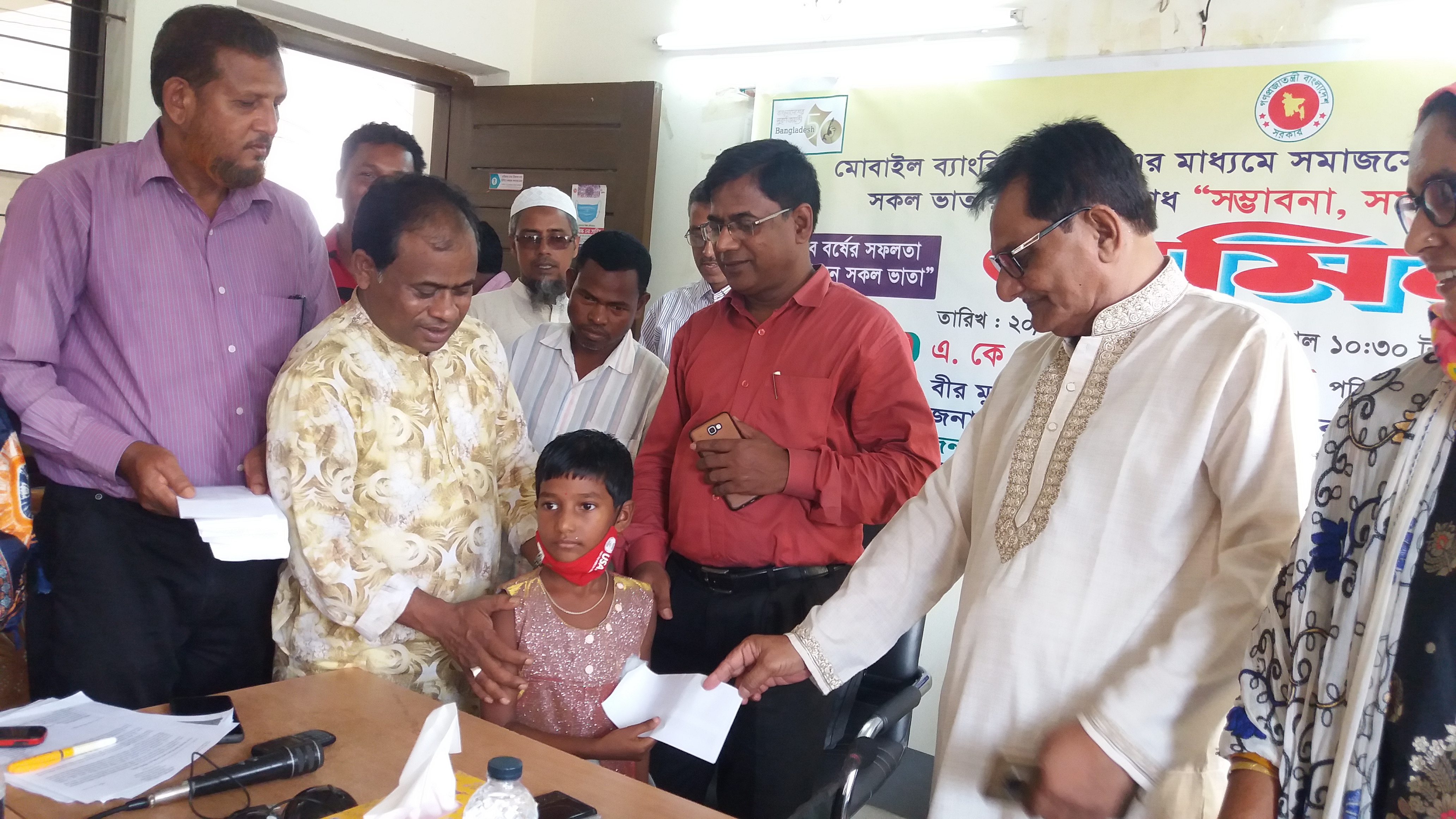 সুবিধা ভোগীদের মাঝে অনুদানের চেক বিতরন