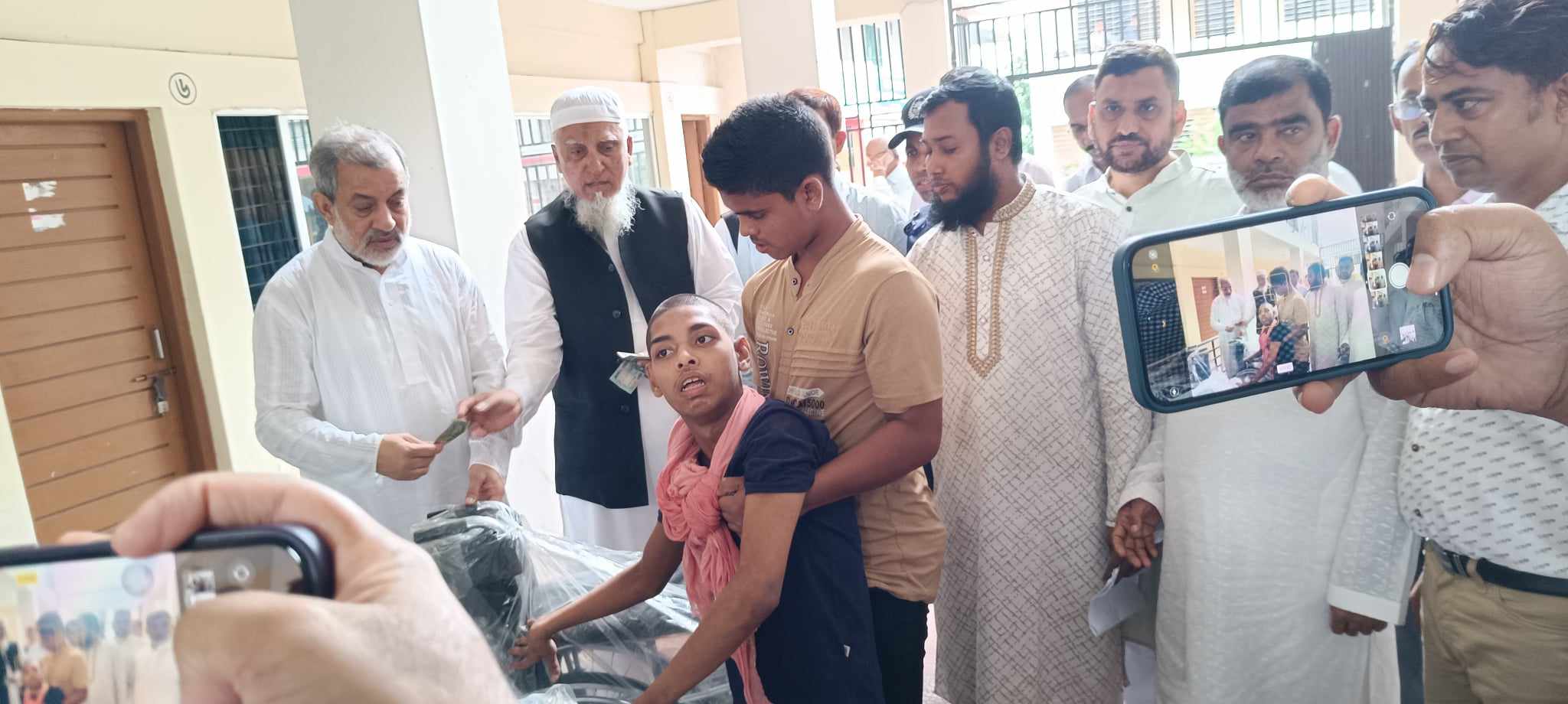 জনাব এ বি এম ফজলে করিম চৌধুরী,মাননীয় জাতীয় সংসদ সদস্য, ২৮৩, চট্টগ্রাম ০৬ (রাউজান) কর্তৃক ১০ জন প্রতিবন্ধী ব্যক্তির মাঝে হুইল চেয়ার বিতরণ।