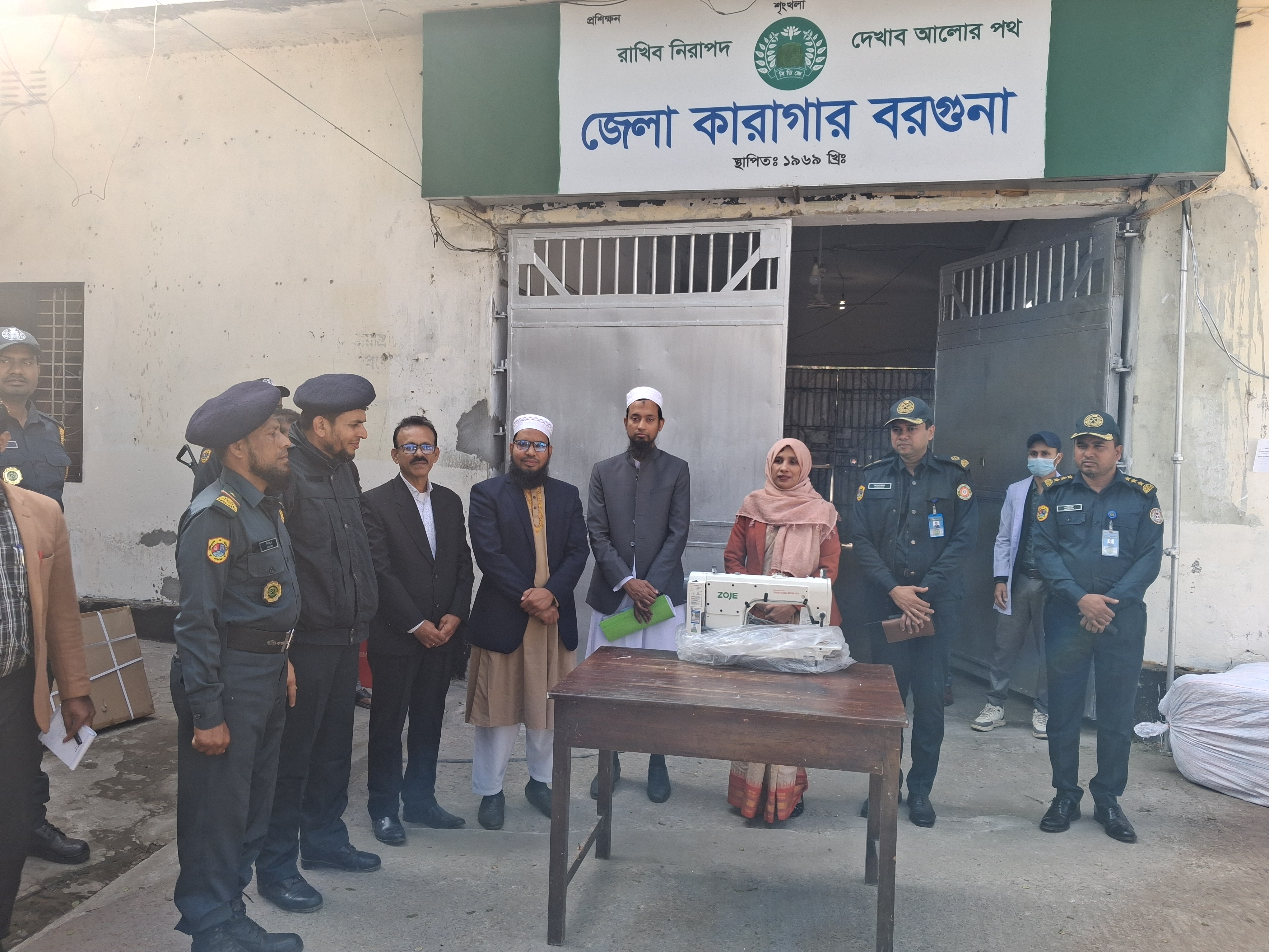 কারা হেফাজতিদের পুনর্বাসনের জন্য সেলাই মেশিন বিতরণ