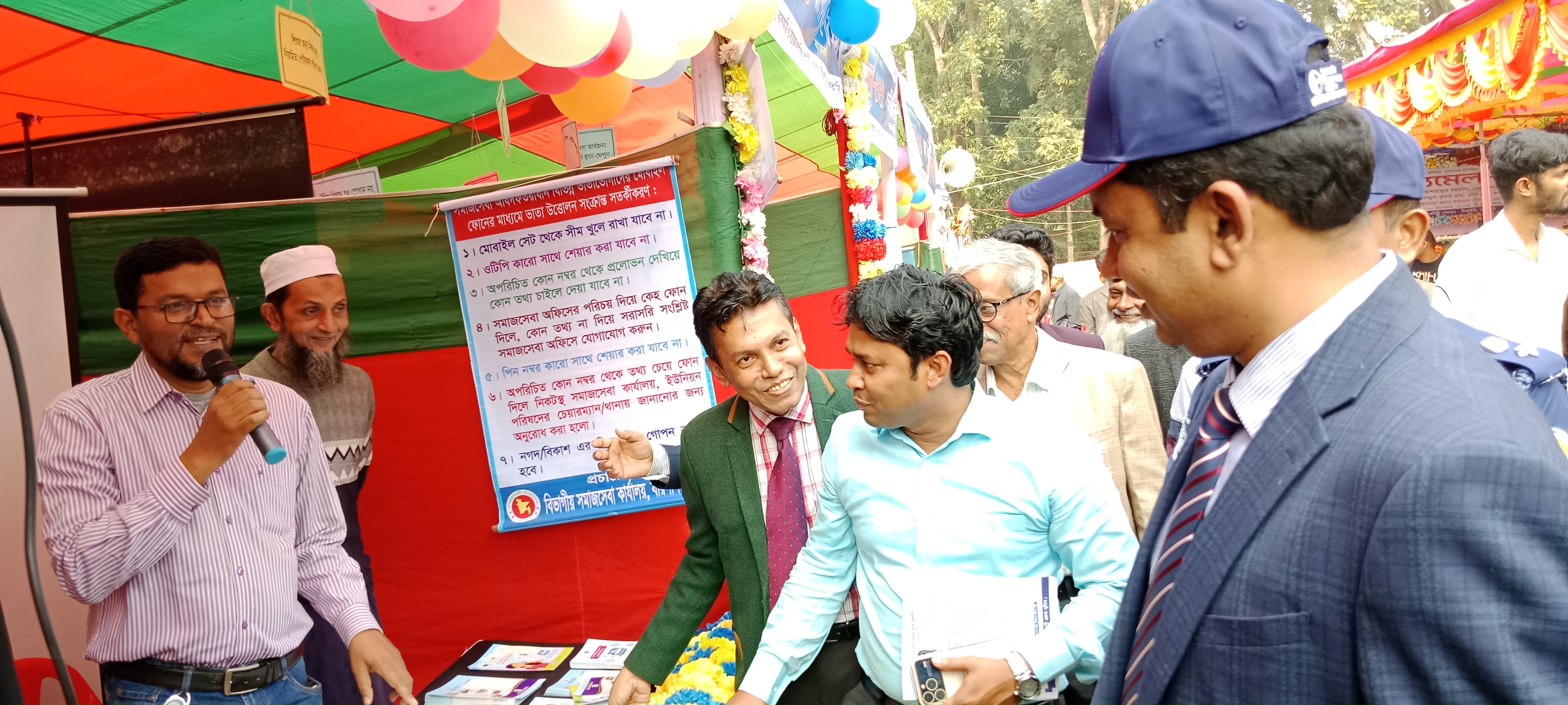 তথ্য মেলা ২০২৪, ঝালকাঠি জেলা প্রশাসক মহোদয়ের স্টল পরিদর্শন