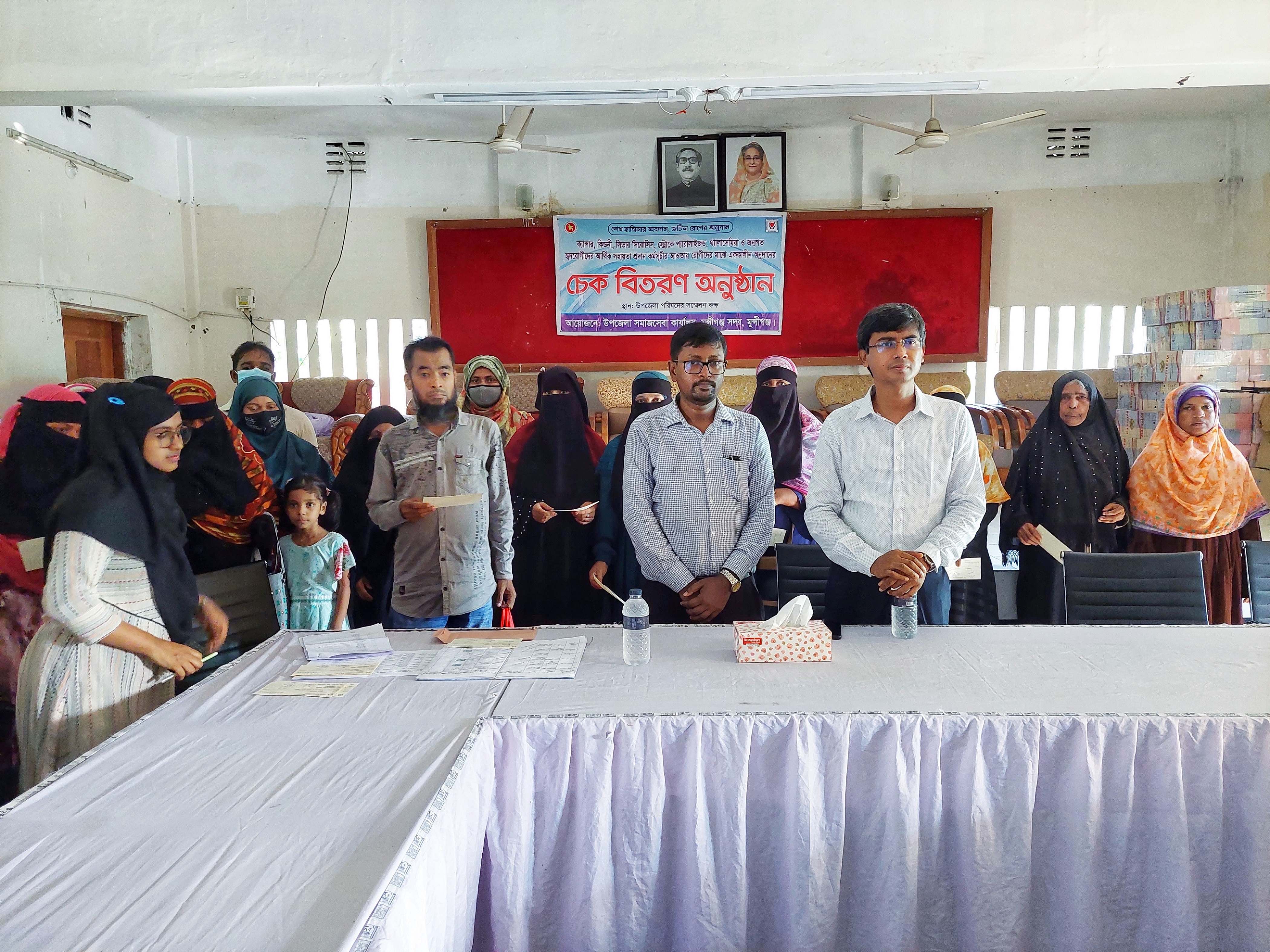 সামজিক নিরাপত্তা কর্মসূচির আওতায় ৬ টি জটিল রোগের জন্য আর্থিক সহায়তার চেক বিতরণ