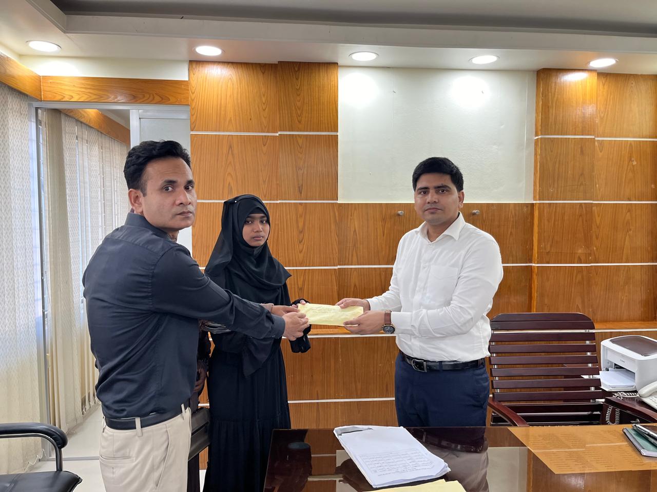 বরাট ইউনিয়নের লালগোলা মাতৃকেন্দ্রে বিনিয়োগের টাকা তুলে দিচ্ছেন উপজেলা নির্বাহী অফিসার মো: রবিউল আলম এবং উপজেলা সমাজসেবা অফিসার মো: তছলিম আরিফ বিশ্বাস