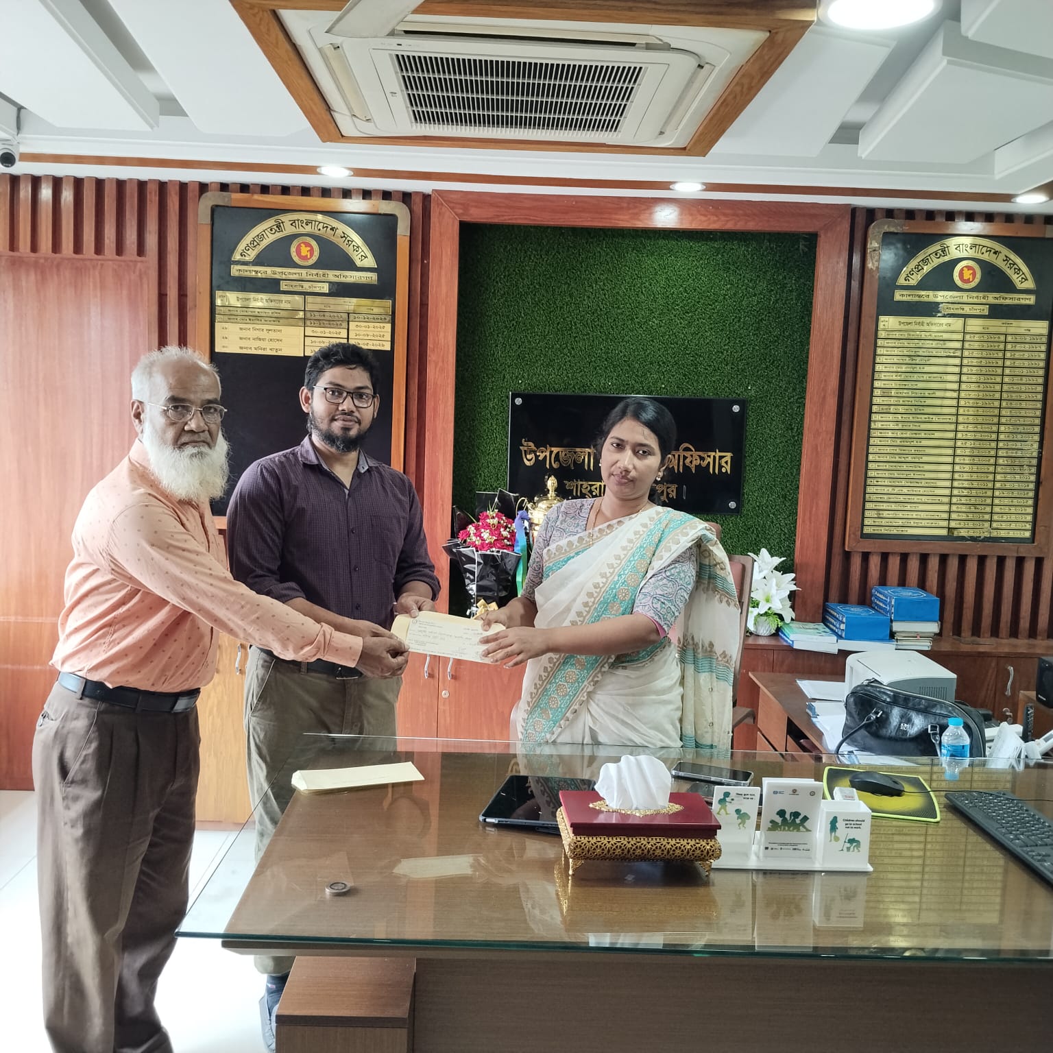 সমাজসেবা কার্যালয় কর্তৃক স্বেচ্ছাসেবী সমাজকল্যাণ সংস্থার মাঝে অনুদান বিতরণ
