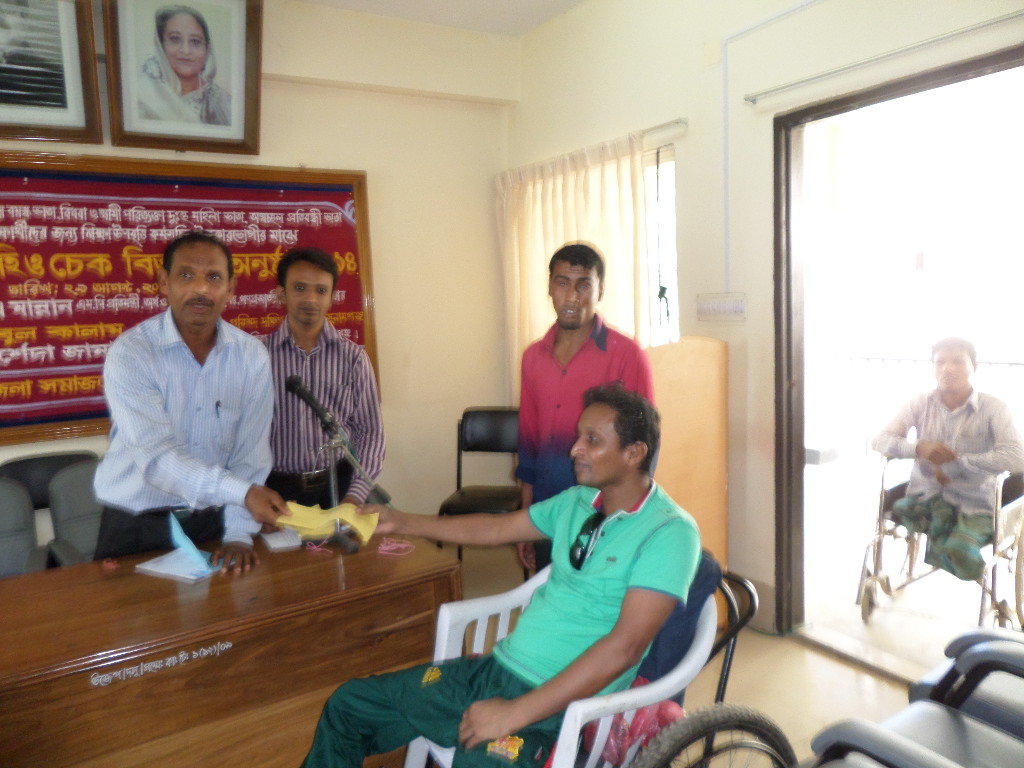 অনুদানের চেক বিতরন করছেন উপপরিচালক মহোদয়