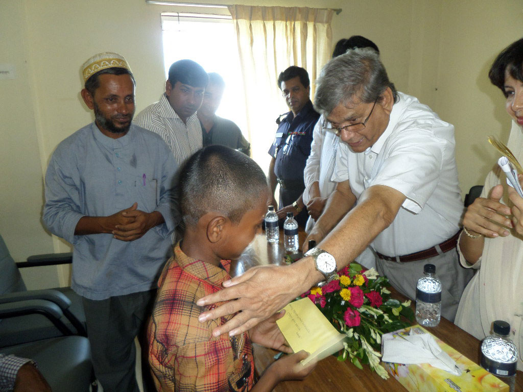 চেক বিতরন করছেন মাননীয় অর্থ প্রতিমন্ত্রী মহোদয়