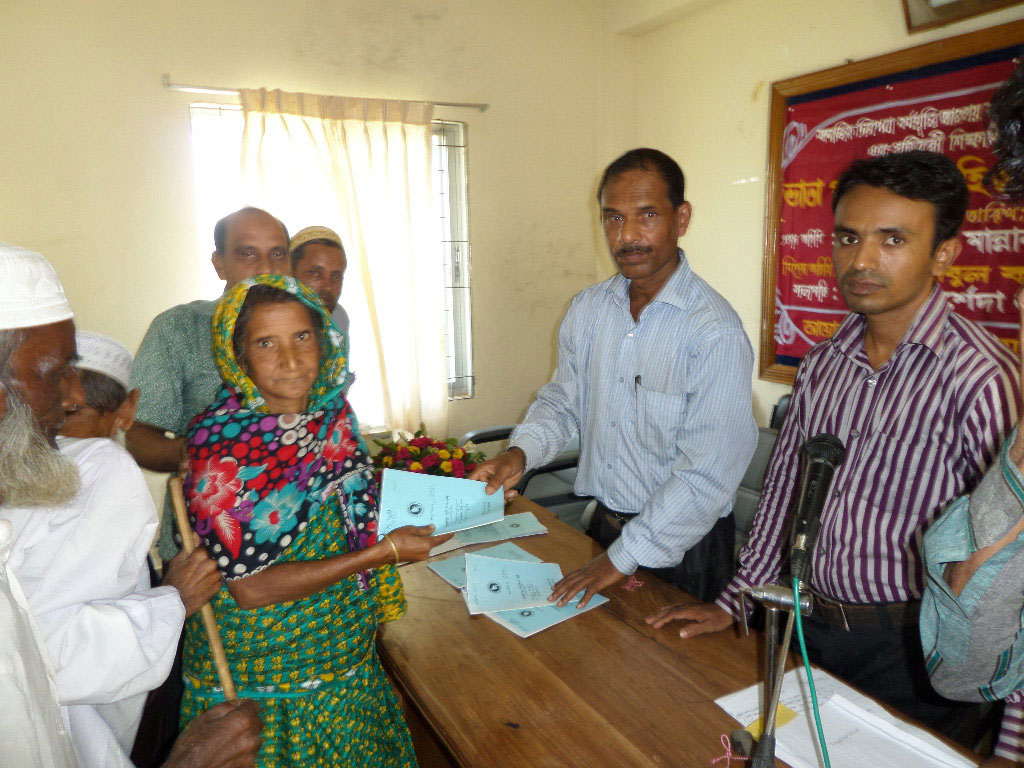 ভাতা বহি বিতরন করছেন উপপরিচালক মহোদয়