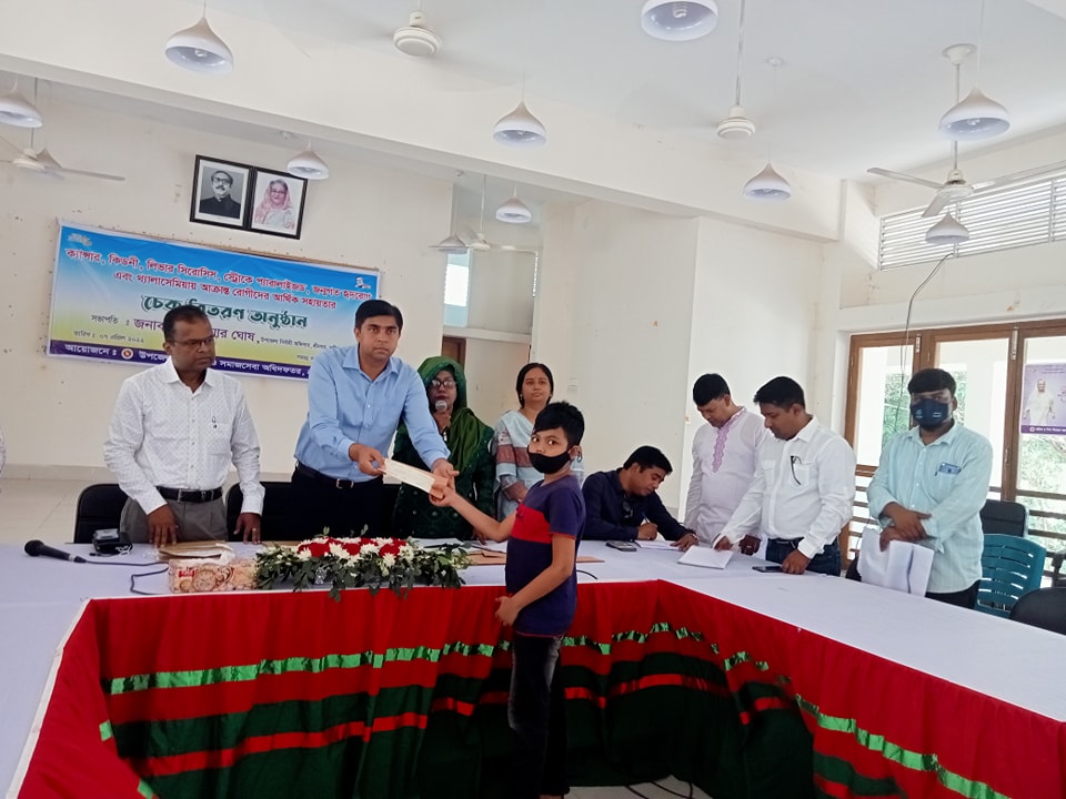 ক্যান্সার কিডনি রোগের চেক বিতরণ অনুষ্টানের চিত্র