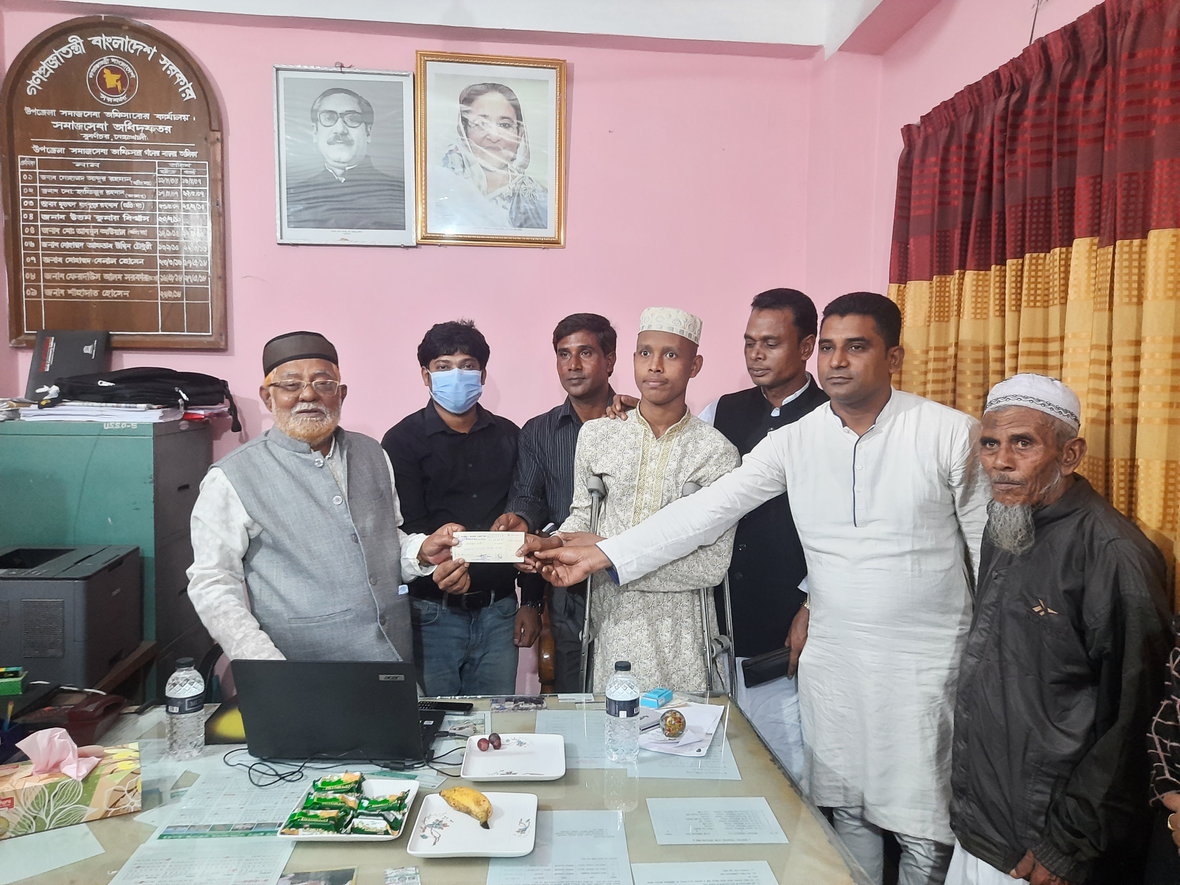 দুরারোগ্য ব্যাধিতে আক্রান্ত ব্যক্তিদের মাঝে আর্থিক অনুদান বিতরণ