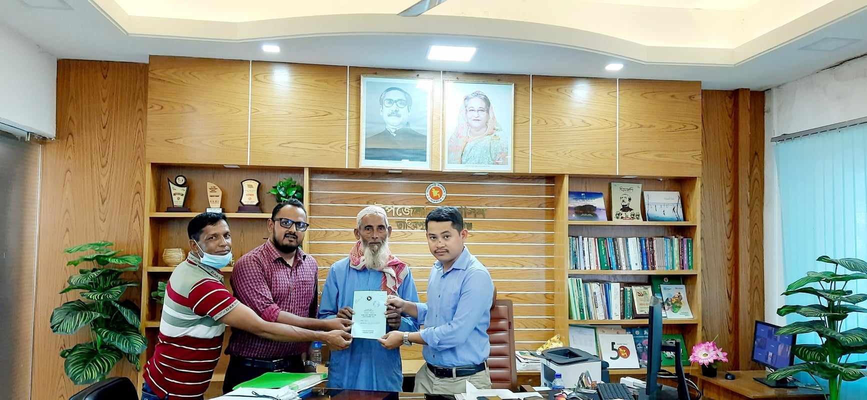 বয়স্ক ভাতা'র বই বিতরণ