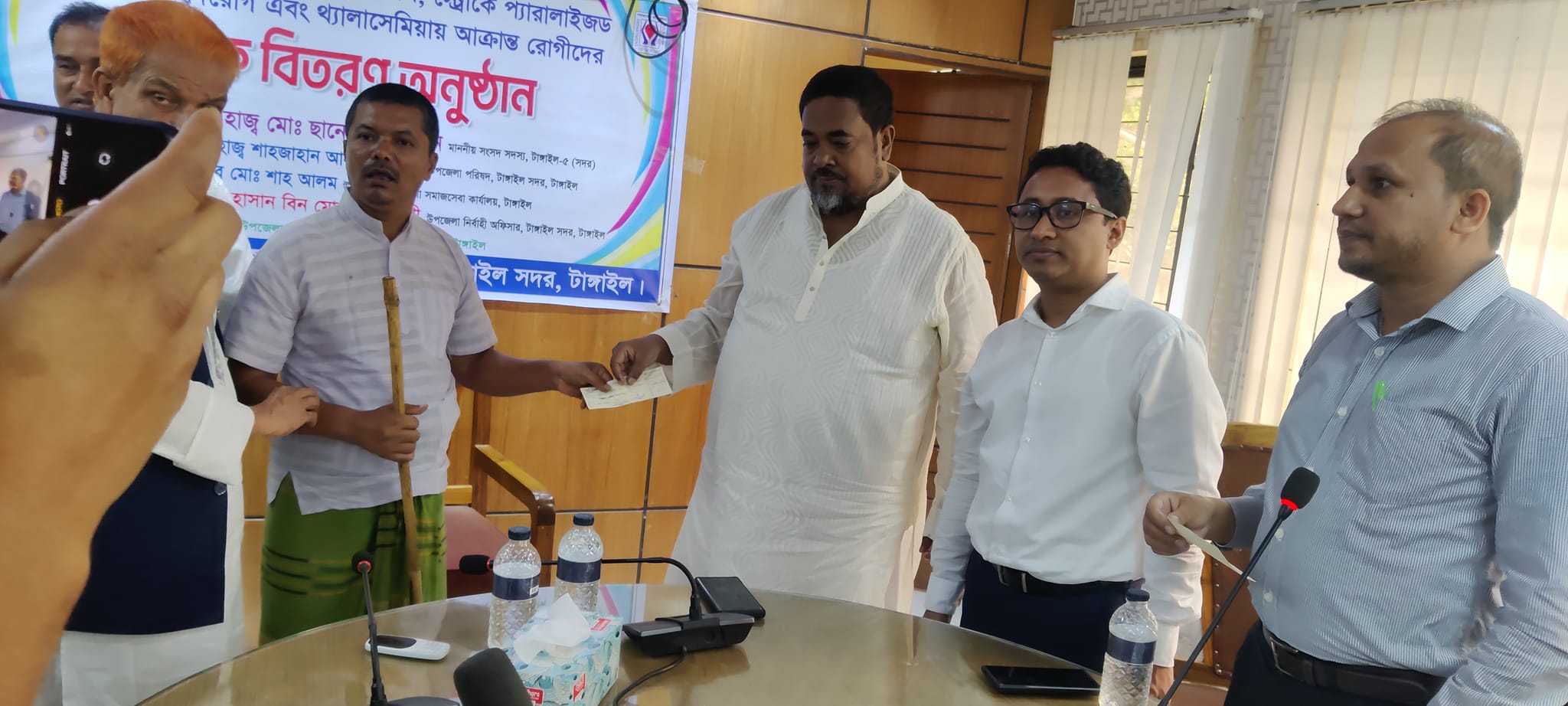এককালীন আর্থিক সহায়তার চেক বিতরন