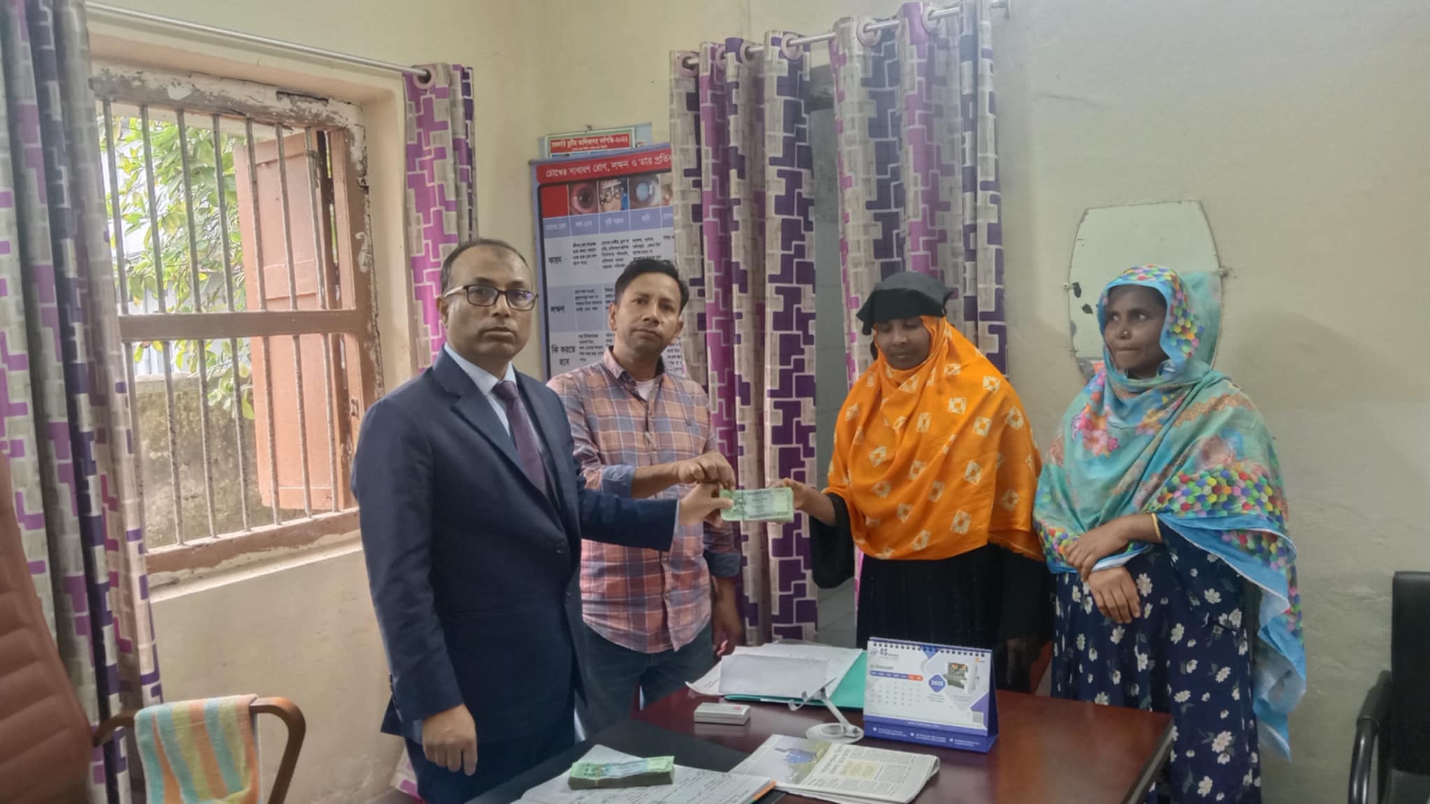 ক্ষুদ্র ঋণের চেক বিতরণ