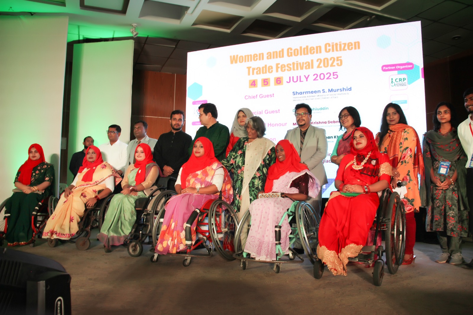 ৪ জুলাই ২০২৫ তারিখ সমাজসেবা অধিদপ্তর কর্তৃক আয়োজিত Women & Golden Citizen Trade Festival 2025 এর অনুষ্ঠানের ফ্যাশন শো’তে অংশগ্রহণকারী নারী উদ্যোক্তাগণের সঙ্গে উপস্থিত ছিলেন সমাজকল্যাণ মন্ত্রণালয়ের মাননীয় উপদেষ্টা শারমীন এস মুরশিদ, সমাজকল্যাণ মন্ত্রণালয়ের মাননীয় সচিব ড. মোঃ মহিউদ্দিন এবং সমাজসেবা অধিদপ্তরের মহাপরিচালক মোঃ সাইদুর রহমান খান।