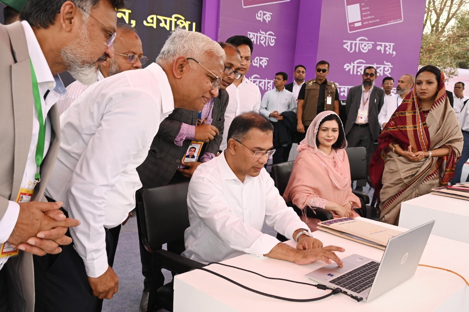 ১০ মার্চ ২০২৬, মঙ্গলবার রাজধানীর বনানী টিঅ্যান্ডটি খেলার মাঠে মাননীয় প্রধানমন্ত্রী তারেক রহমান 'ফ্যামিলি কার্ড' বিতরণ কার্যক্রমের শুভ উদ্বোধন করেন।