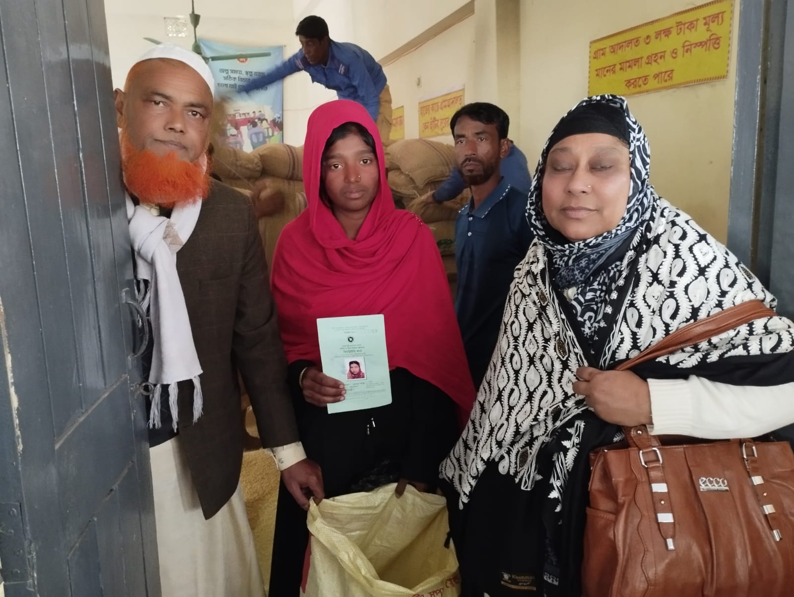 চাল বিতরণ