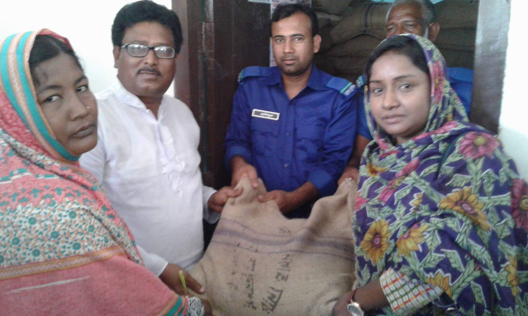 ভিজিএফ চাল বিতরণ