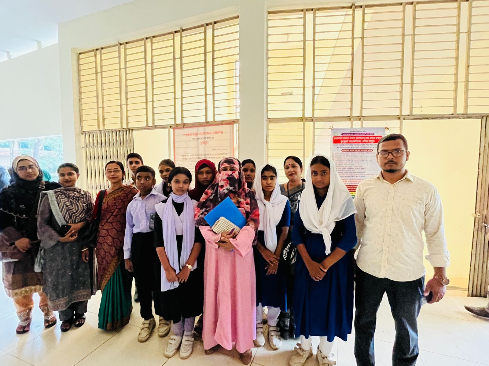 বার্ষিক ক্রীড়া ও সাংস্কৃতিক প্রতিযোগীদের সাথে স্থির চিত্র