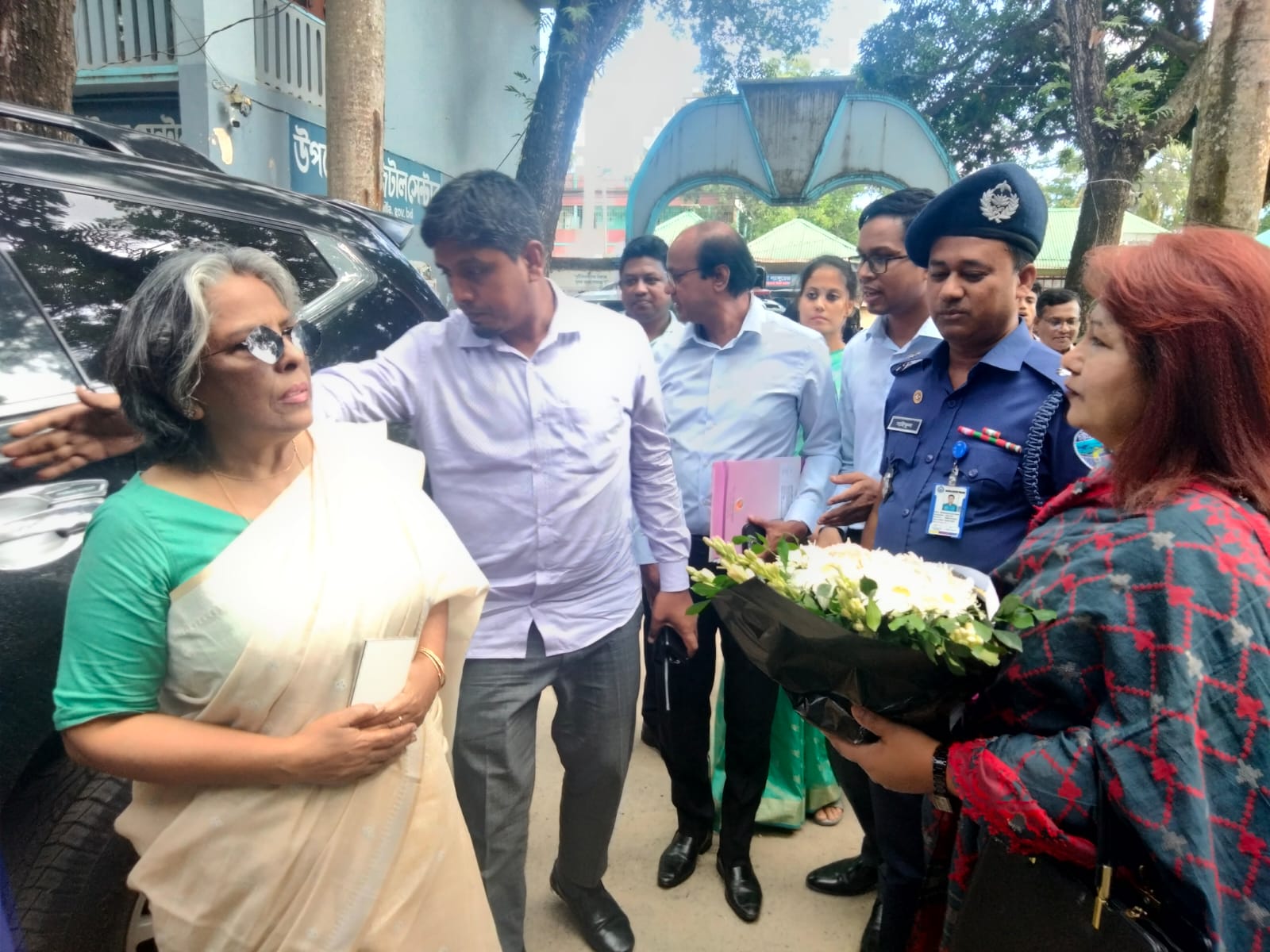 মহিলা ও শিশু বিষয়ক মন্ত্রণালয়ের মাননীয় উপদেষ্টা জনাব শারমীন এস মুরশিদ মহোদয় কুমিল্লা জেলার মুরাদনগর উপজেলায় আগমন উপলক্ষে উপপরিচালক জনাব জেসমিন আরা বেগম কর্তৃক ফুলেল শুভেচ্ছা।