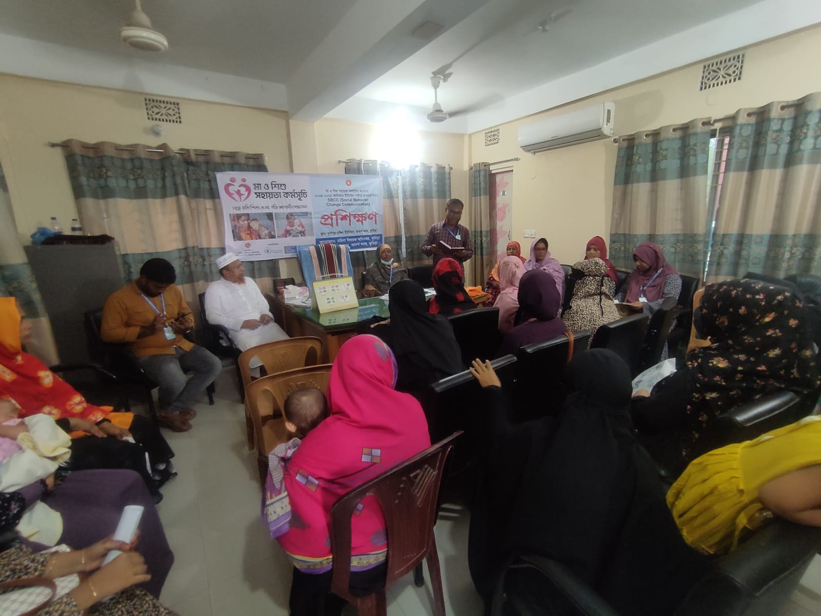 আদর্শ সদর উপজেলার দুর্গাপুর দক্ষিণ ইউনিয়ন পরিষদে মা ও শিশু সহায়তা কর্মসূচীর উপকারভোগীদের প্রশিক্ষণ।