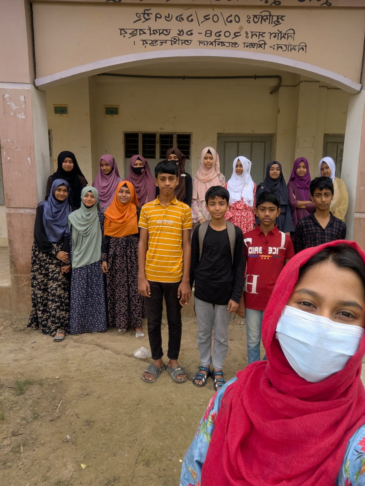 আদর্শ সদর উপজেলার সীমান্তর্তী ইউনিয়নে অবস্থিত দুর্লভপুর কিশোর-কিশোরী ক্লাবের সদস্যগণ।
