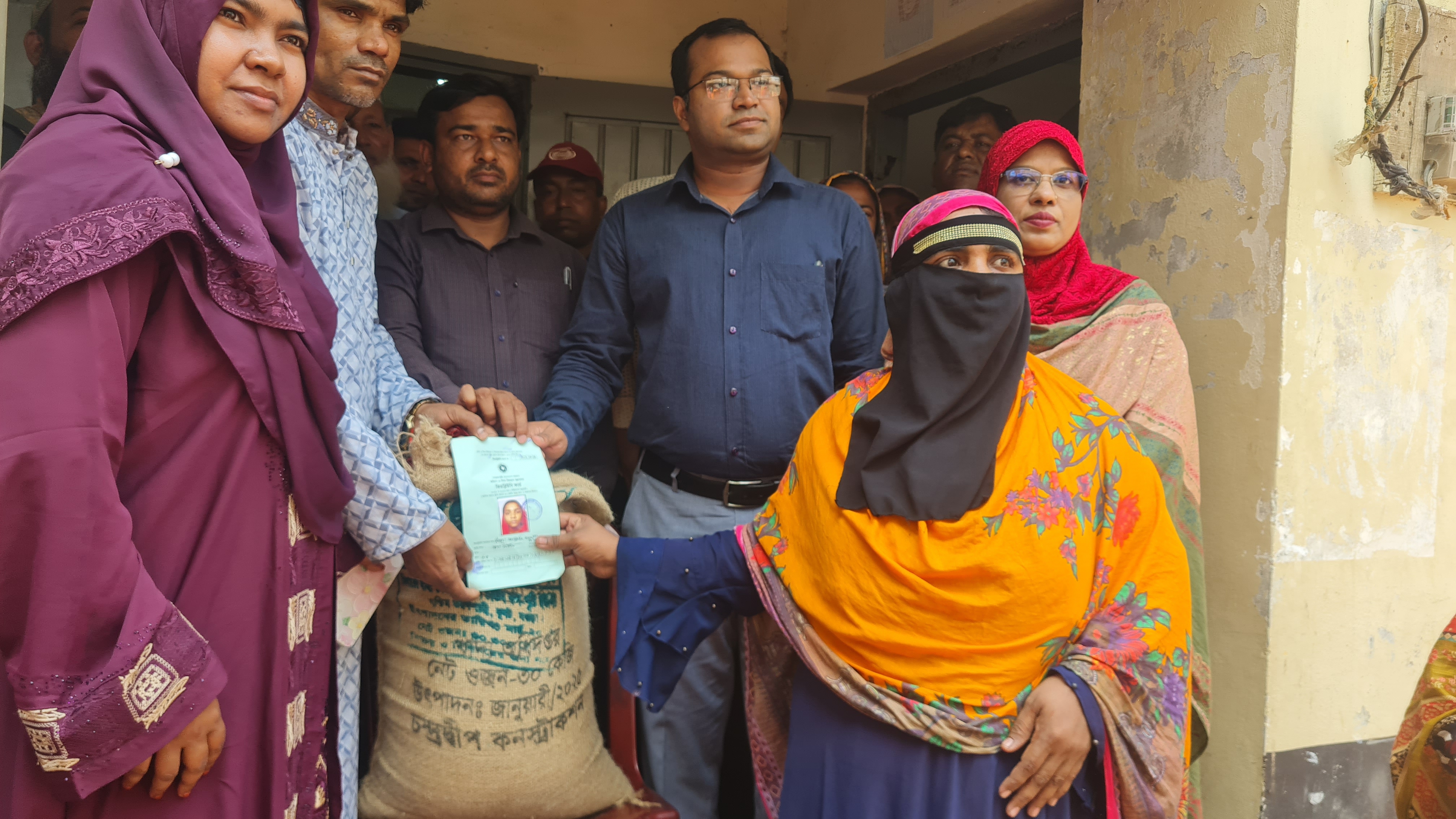 ভিডব্লিউবি চাল বিতরণ