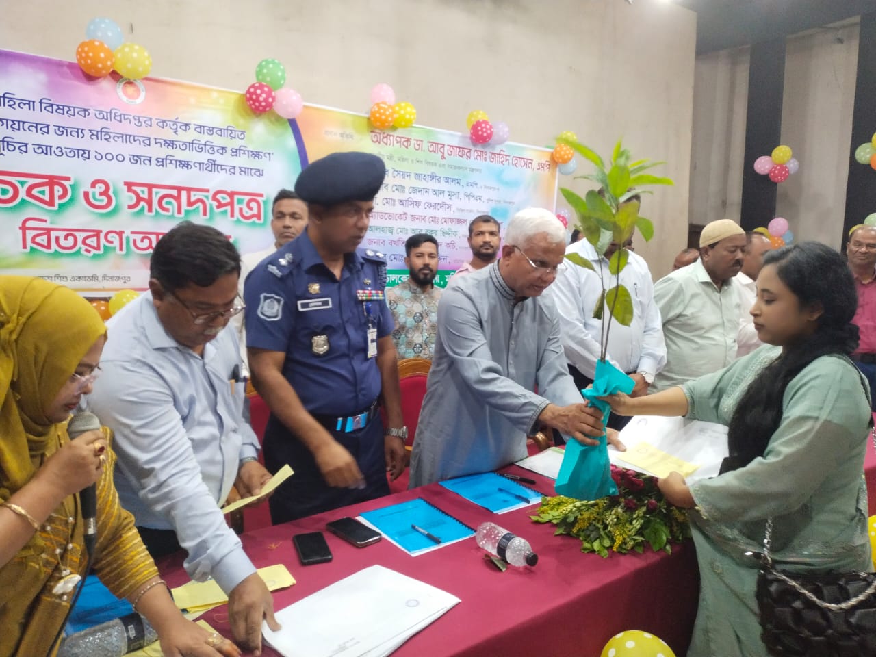 মহিলা বিষয়ক অধিদপ্তর, দিনাজপুর এর প্রশিক্ষণার্থীদের মাঝে সনদ, চেক ও গাছের চাড়া বিতরণ অনুষ্ঠান