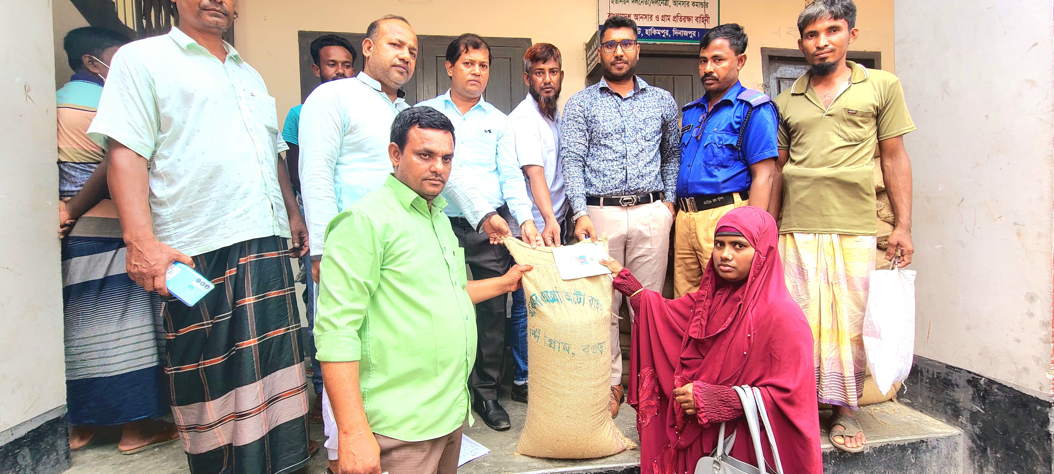 ভিডব্লিউবি চাল বিতরণ