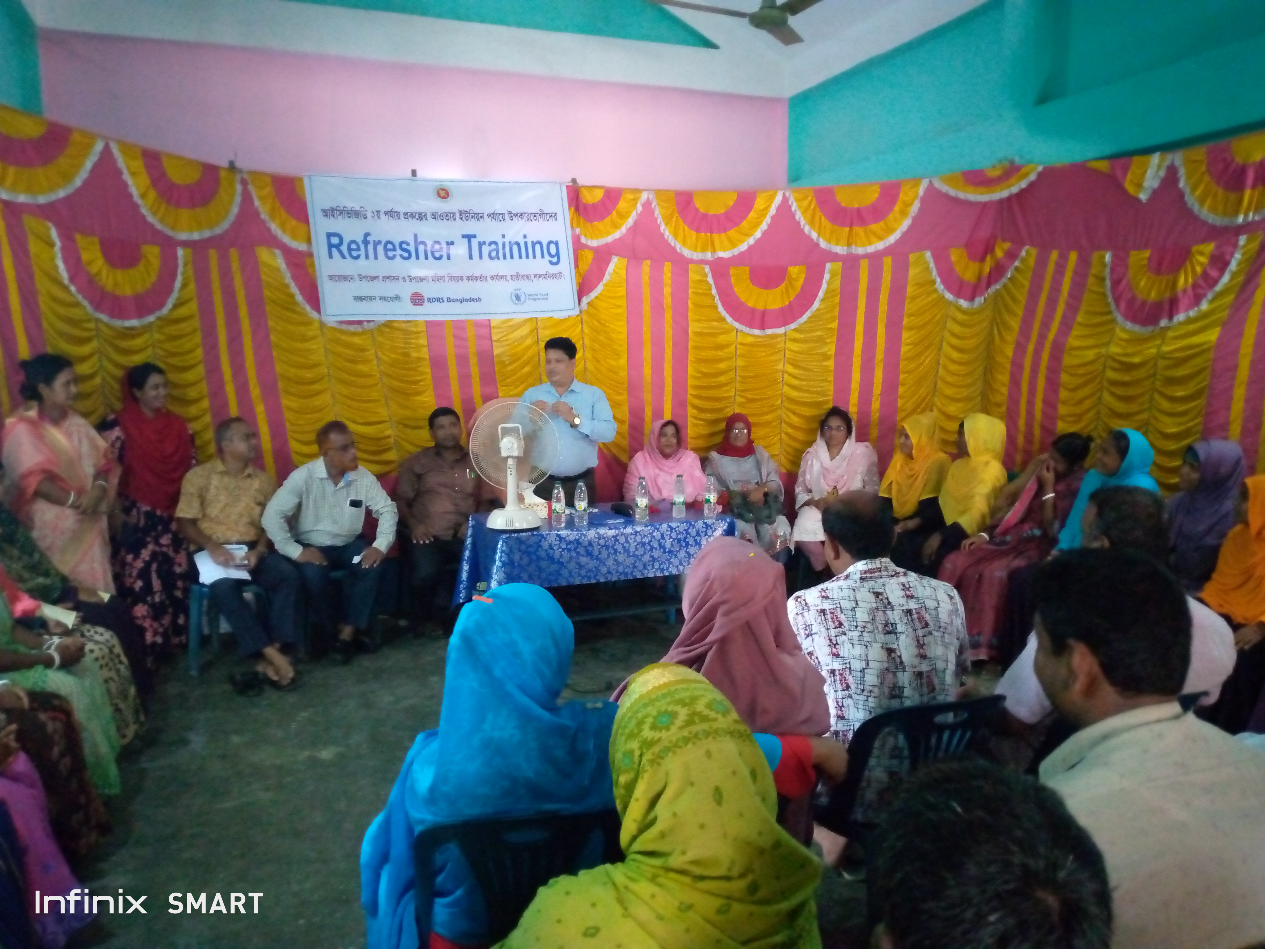 আইসিভিজিডি প্রকল্পের উপকারভোগী মহিলাদের মাঝে উপসচিব স্যারসহ ছবি