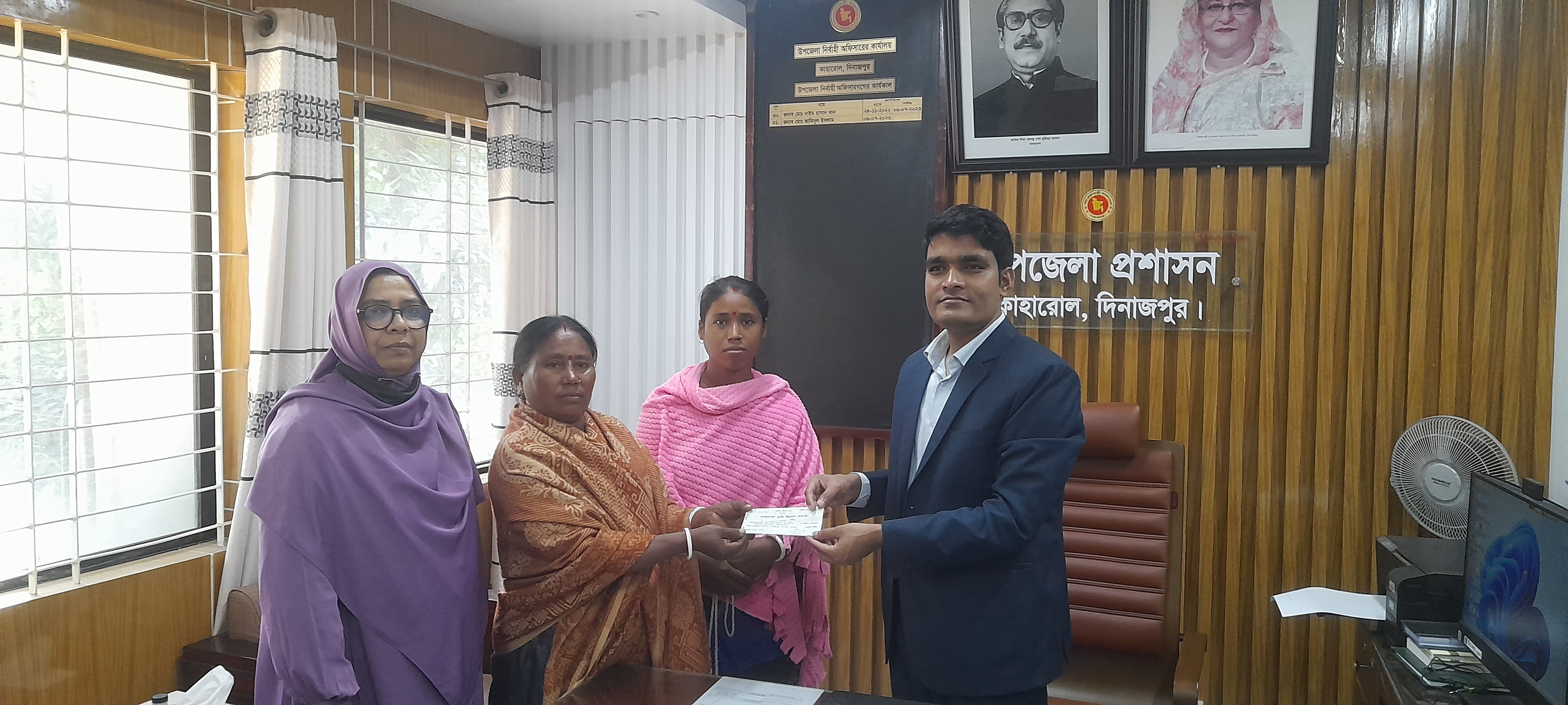 স্বেচ্ছাসেবী মহিলা সমিতি অনুদানের চেক বিতরণ