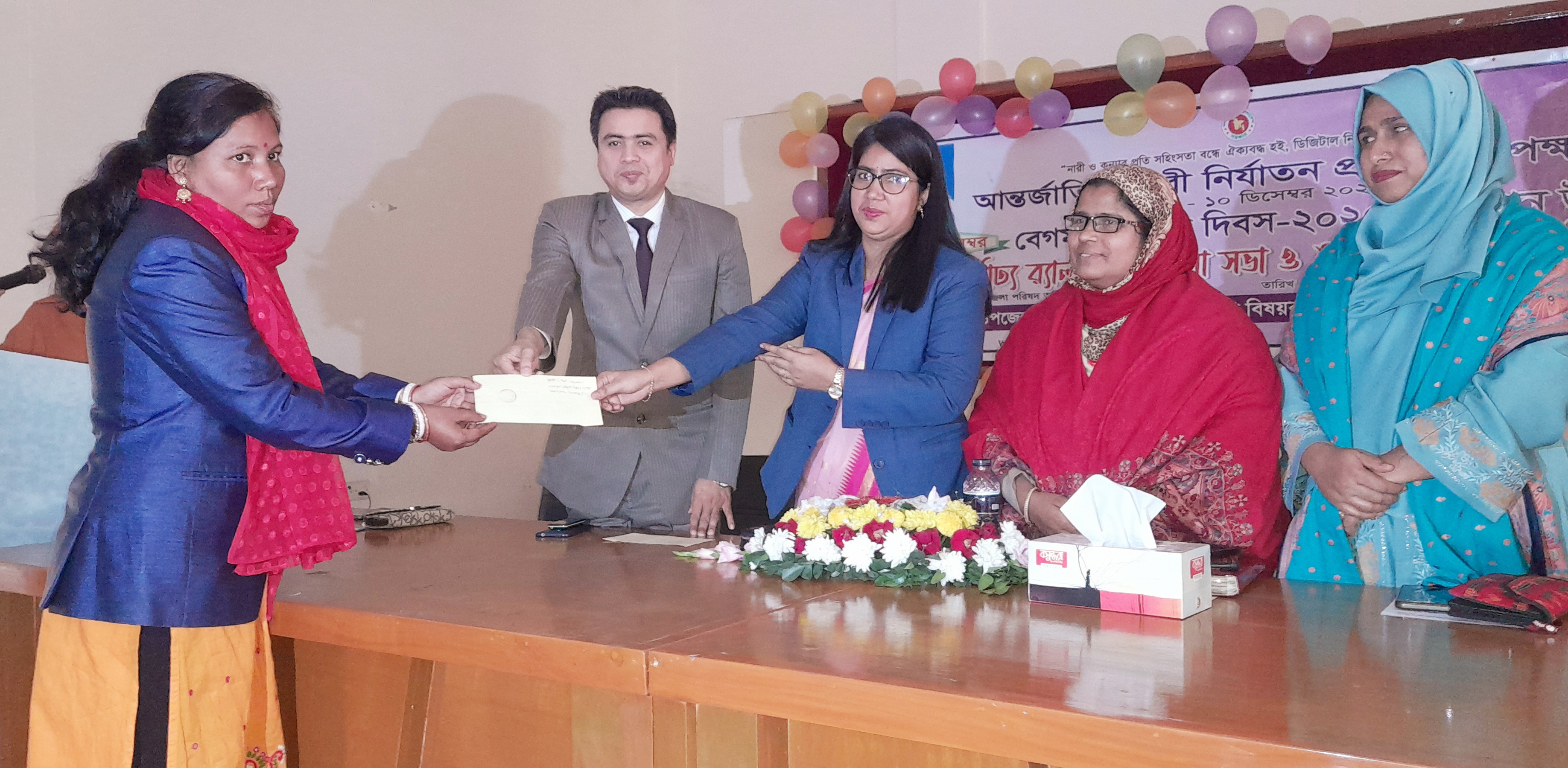 স্বেচ্ছাসেবী মহিলা সমিতি অনুদানের চেক বিতরণ